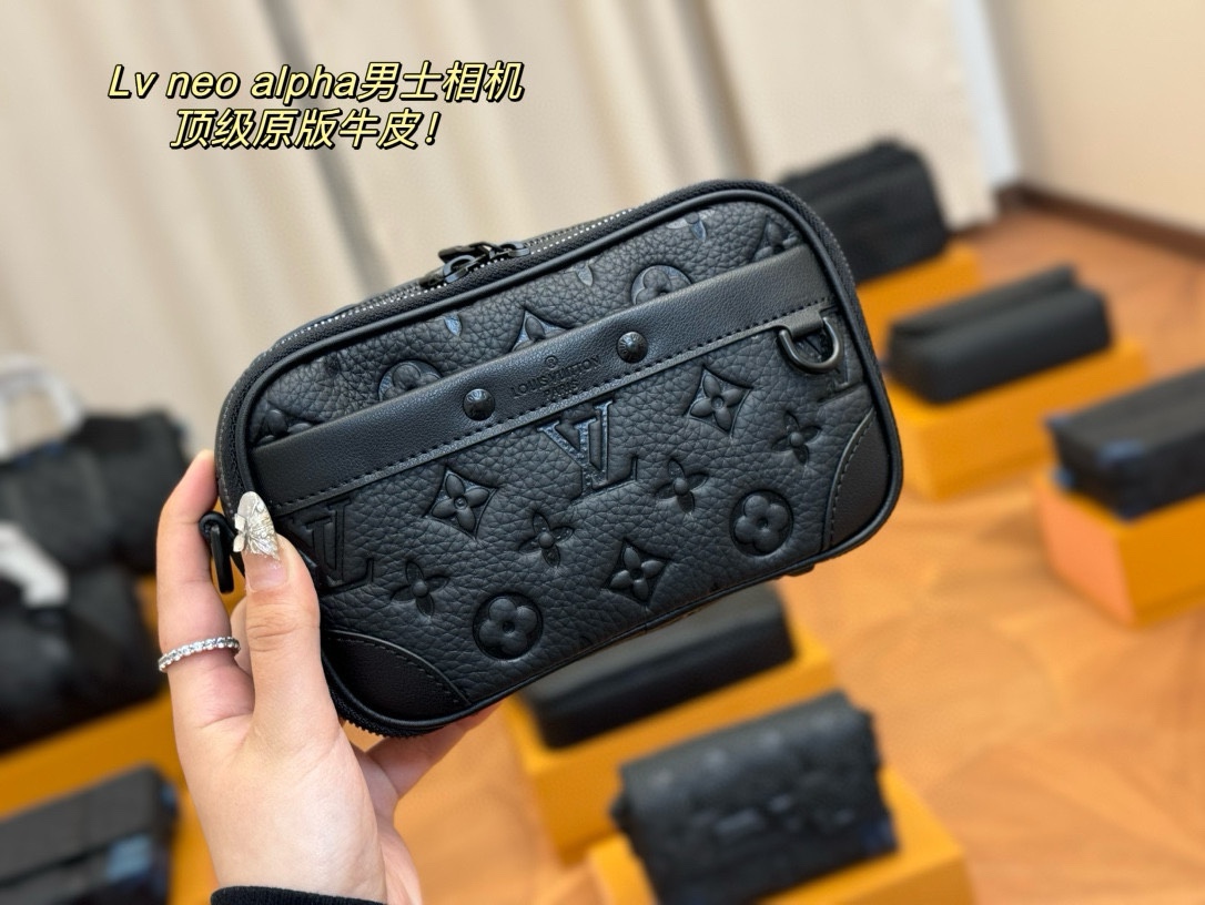 ¥265 配折叠盒飞机盒

size：16.19cm
Lv 男士相机包
24ss 男神气质！