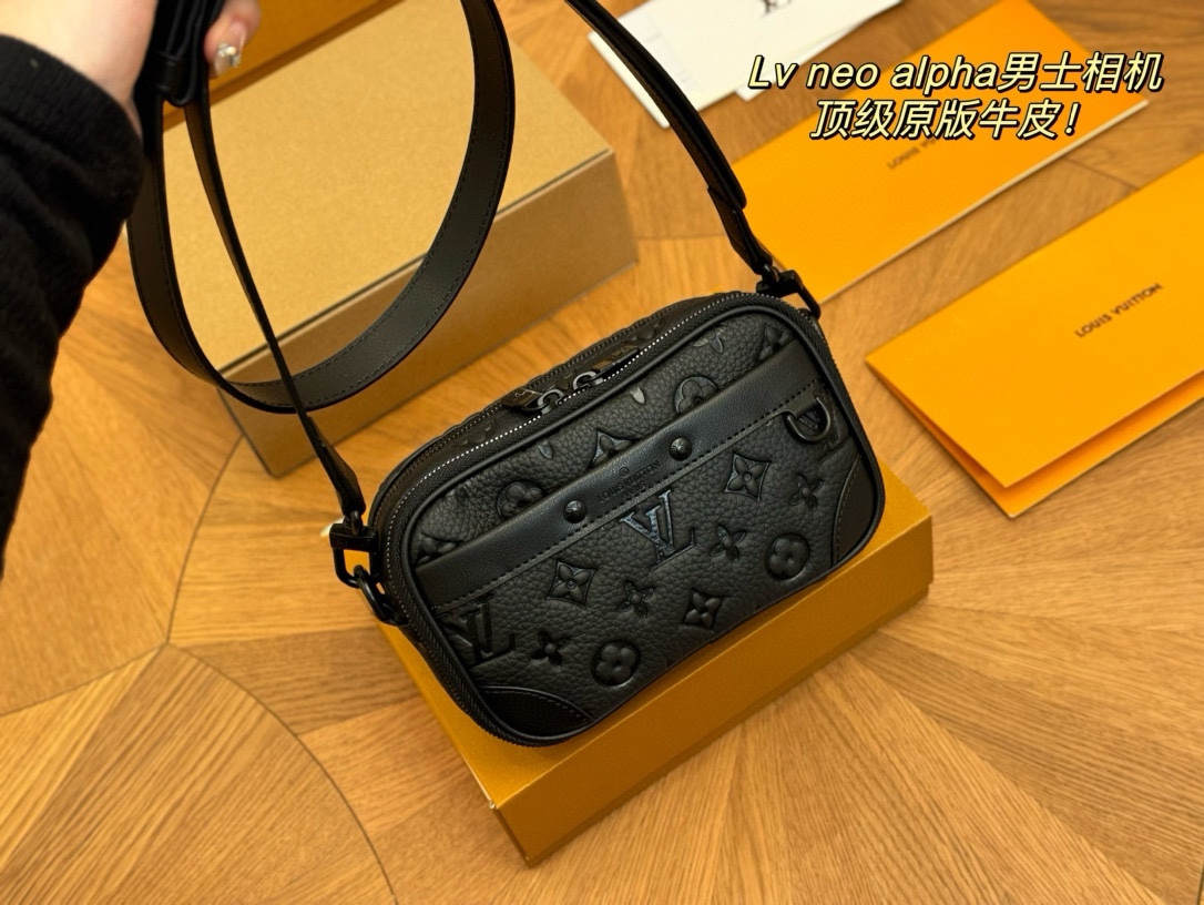 ¥265 配折叠盒飞机盒

size：16.19cm
Lv 男士相机包
24ss 男神气质！