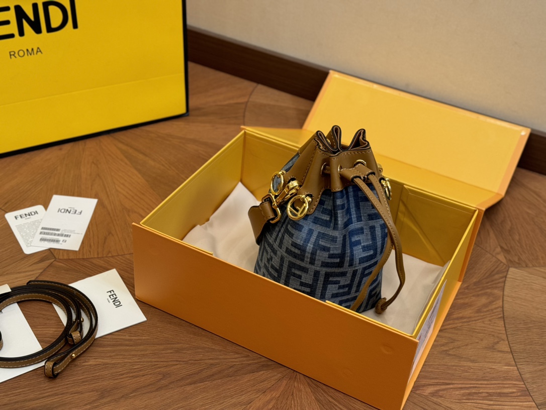 ❤️490包邮/原单代购级别
配折叠盒

size ：14*19cm
Fendi   小可爱！
芬迪水桶包经典！经典！