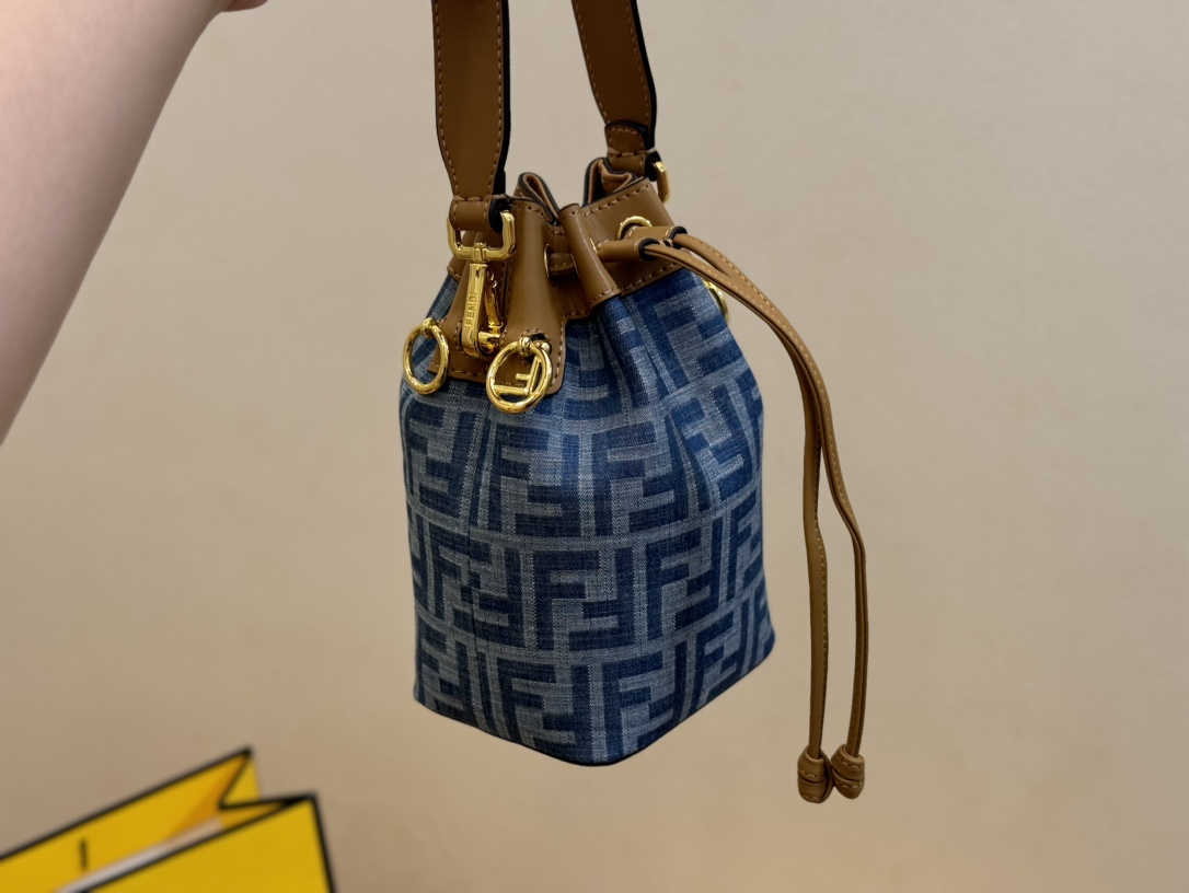 ❤️490包邮/原单代购级别
配折叠盒

size ：14*19cm
Fendi   小可爱！
芬迪水桶包经典！经典！