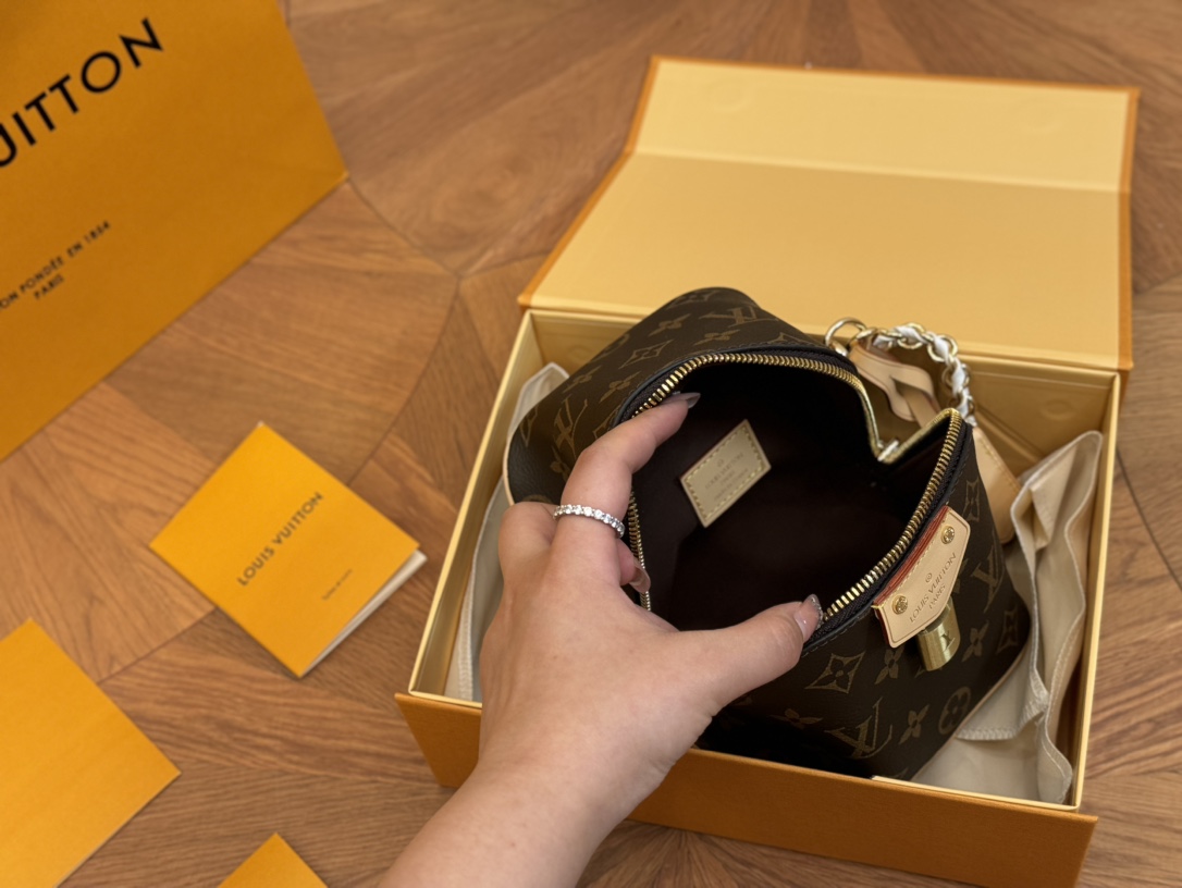 ❤️480包邮/原单代购级别
配盒

size：13*14cm
（可以放下小手机）#
Lv 新款包，
JUST IN CASE
上新啦，
有点像骰子包的包包	好看嘛?
