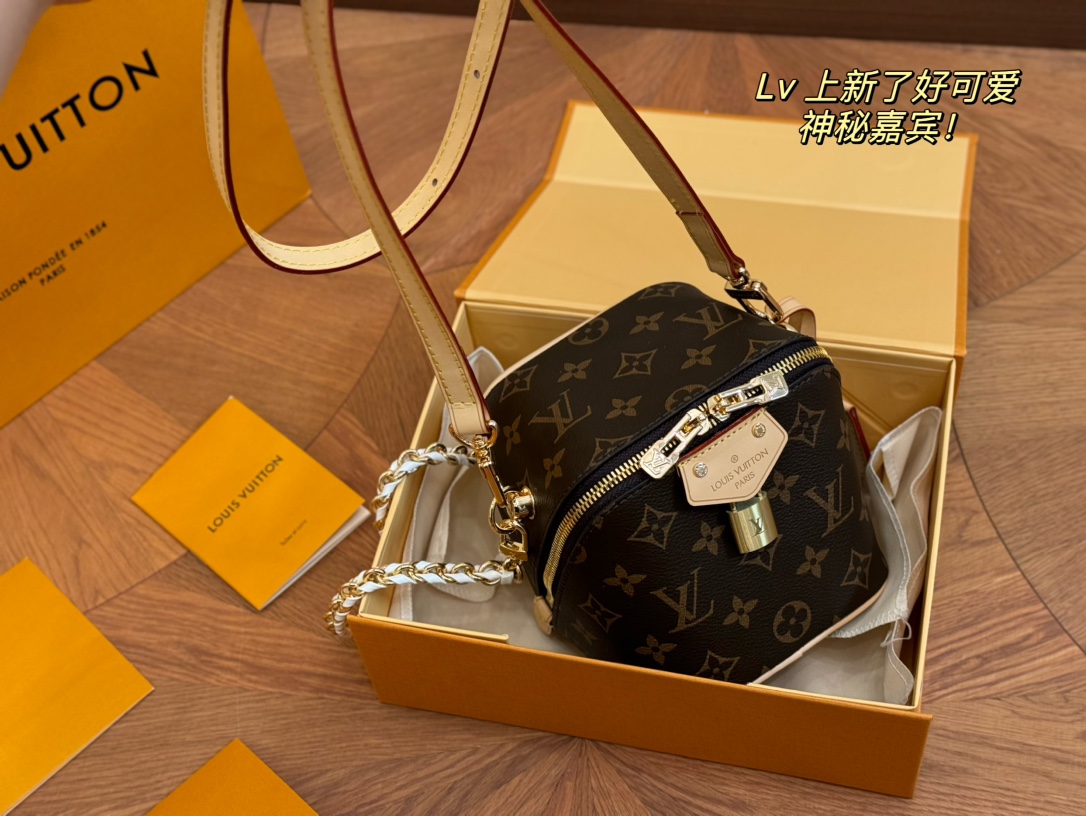 ❤️480包邮/原单代购级别
配盒

size：13*14cm
（可以放下小手机）#
Lv 新款包，
JUST IN CASE
上新啦，
有点像骰子包的包包	好看嘛?