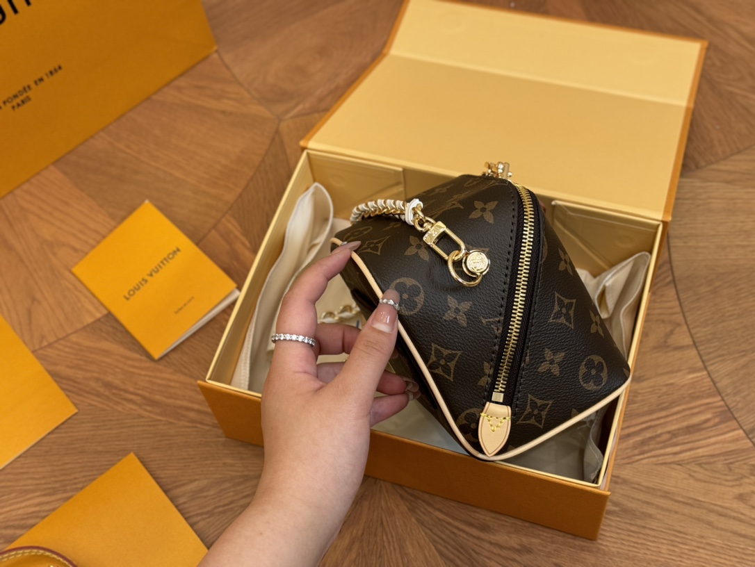 ❤️480包邮/原单代购级别
配盒

size：13*14cm
（可以放下小手机）#
Lv 新款包，
JUST IN CASE
上新啦，
有点像骰子包的包包	好看嘛?
