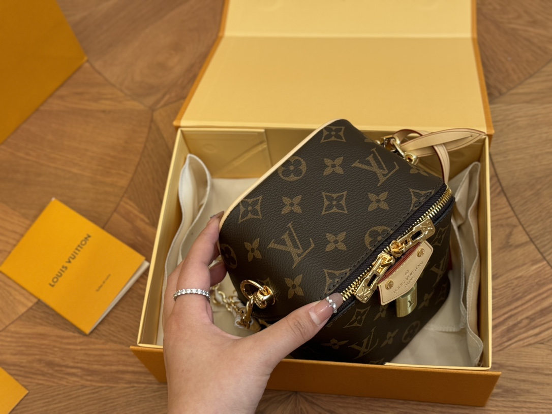 ❤️480包邮/原单代购级别
配盒

size：13*14cm
（可以放下小手机）#
Lv 新款包，
JUST IN CASE
上新啦，
有点像骰子包的包包	好看嘛?
