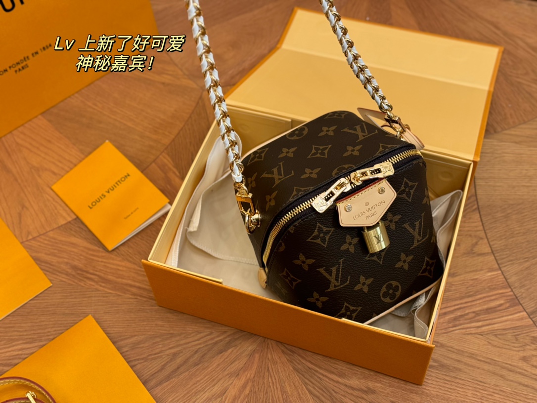 ❤️480包邮/原单代购级别
配盒

size：13*14cm
（可以放下小手机）#
Lv 新款包，
JUST IN CASE
上新啦，
有点像骰子包的包包	好看嘛?