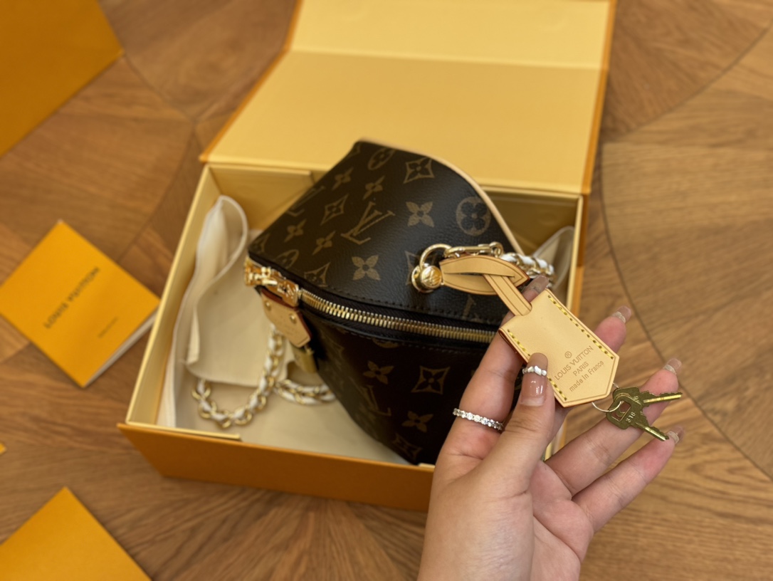 ❤️480包邮/原单代购级别
配盒

size：13*14cm
（可以放下小手机）#
Lv 新款包，
JUST IN CASE
上新啦，
有点像骰子包的包包	好看嘛?