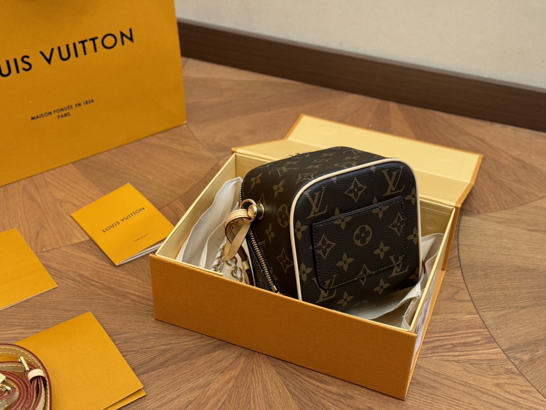 ❤️480包邮/原单代购级别
配盒

size：13*14cm
（可以放下小手机）#
Lv 新款包，
JUST IN CASE
上新啦，
有点像骰子包的包包	好看嘛?