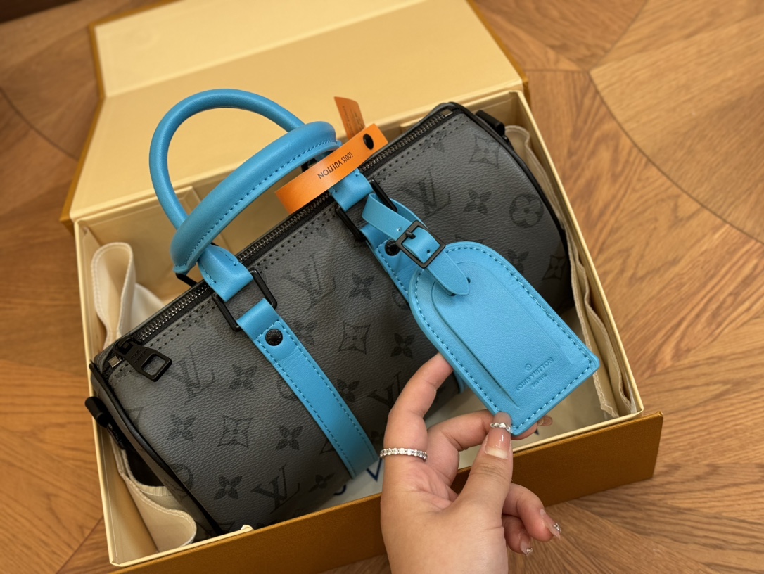❤️470包邮/原单代购级别
配全套包装

尺寸：25*14cm
Lv  keepall 枕头包
真的是小可爱！
贼适合的keepall25宝蓝色！
男盆友的战包🎯🎁
搜索🔍 Lv keepall25