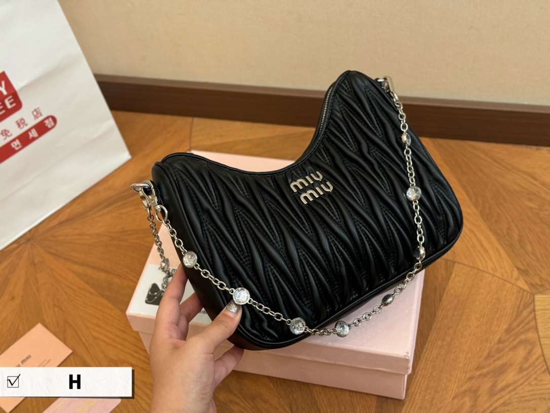💰330  配盒

size：24*19cm
miumiu 法棍包包，
特别喜欢这个宽肩带的设计！
miumiu的坑真的好仙女好好看！
真的很有质感！
可斜挎可手拿可单肩，
日常约会出行简单好搭配。
