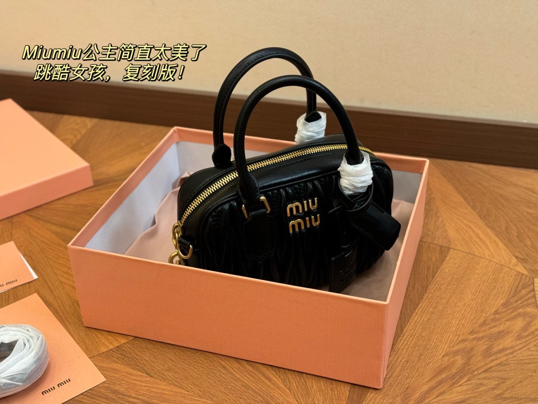 💰410升级版配盒 size：20*14cm miumiu保龄球包包甜度刚好！ 很难不爱啊啊！ 又奶又千金的感觉！ 可手拎也可斜挎 绝对不是小废包哦!容量足足的~~ 出场就是miumiu小公主！