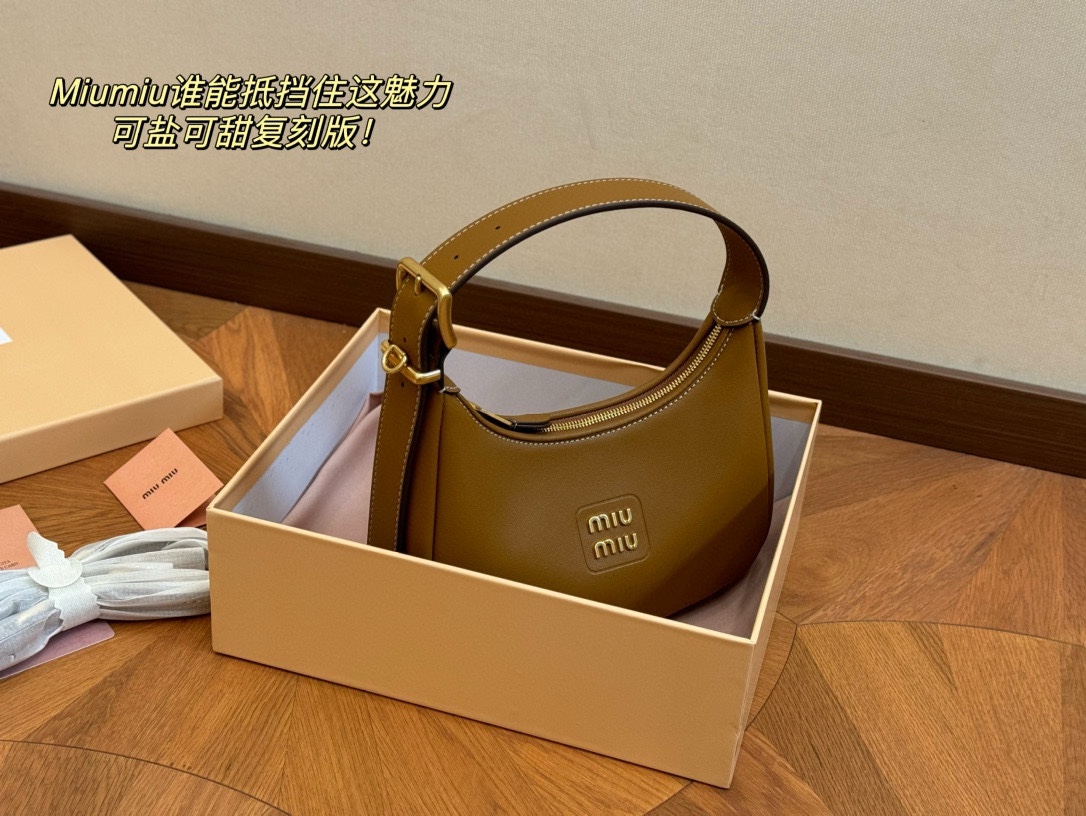 💰380 配盒 升级版
size:23*13cm
miumiu这新包,
新款Hobo,太好搭配了!
能拎、能挽、能肩背(有肩带),
可咸、可甜、可AC(Alcohol&Coffee)。一包在手,AC无忧~