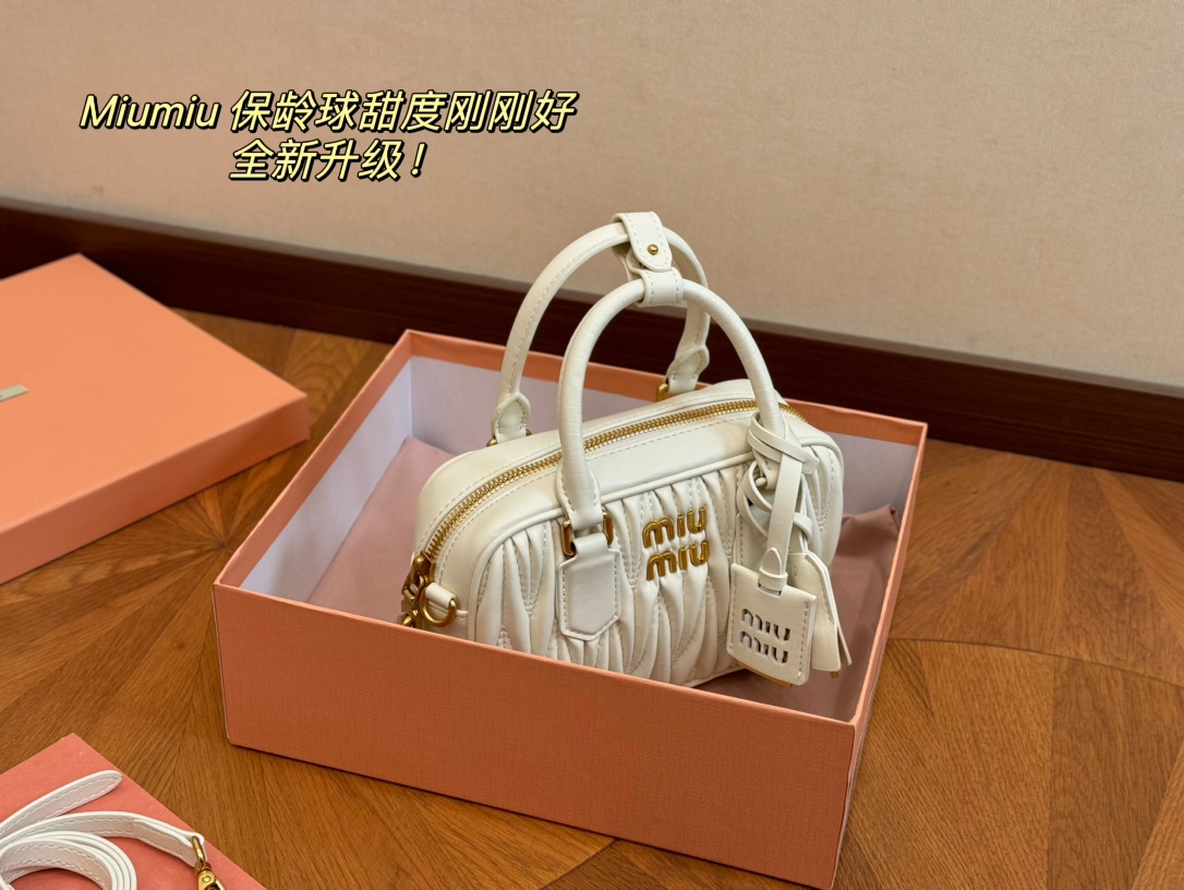 💰410 升级版配盒
size:20*14cm
miumiu保龄球包包甜度刚好!
很难不爱啊啊!
又奶又千金的感觉!
可手拎也可斜挎
绝对不是小废包哦!容量足足的~~
出场就是miumiu小公主!