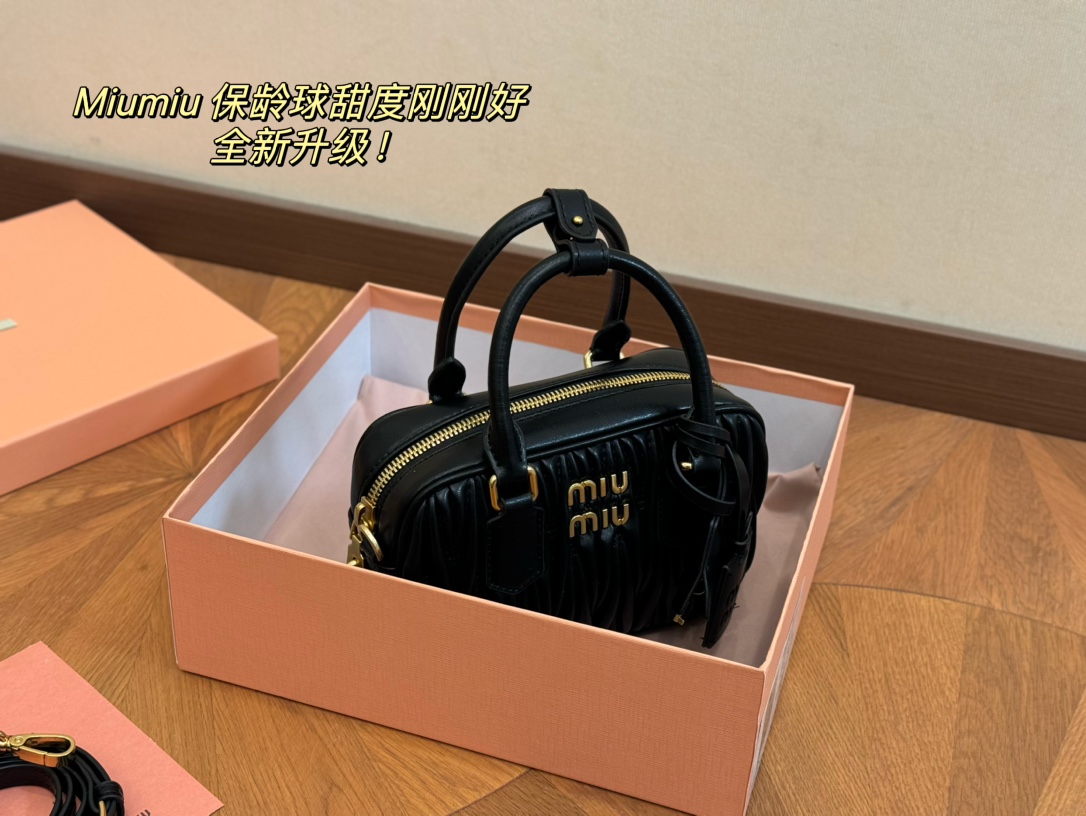 💰410 升级版配盒
size:20*14cm
miumiu保龄球包包甜度刚好!
很难不爱啊啊!
又奶又千金的感觉!
可手拎也可斜挎
绝对不是小废包哦!容量足足的~~
出场就是miumiu小公主!