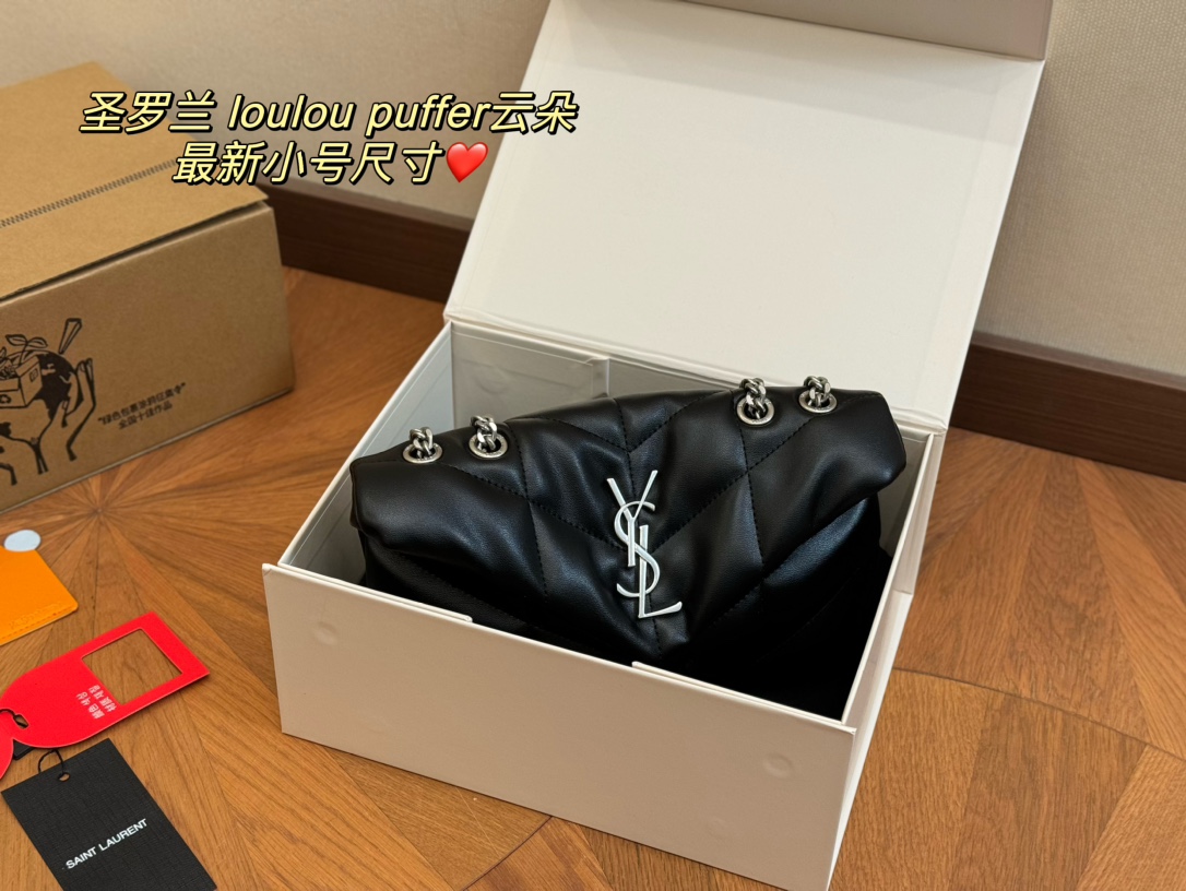 💰460 配折叠盒飞机盒
size:21.14cm
𝙇𝙤𝙪𝙇𝙤𝙪 𝙥𝙪𝙛𝙛𝙚𝙧
圣罗兰云朵包包
LOULOU 💰UFFER
绗缝小羊皮包
犹如怀抱云朵☁️般的感受