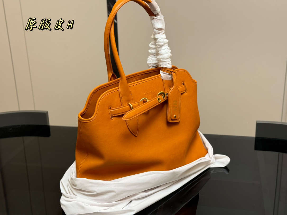 💰520 原版皮
size:41.31cm
miumiu 中古托特包包,
特别喜欢这个的设计!
miumiu的坑真的好仙女好好看!
真的很有质感!
可斜挎可手拿可单肩,
日常约会出行简单好搭配。