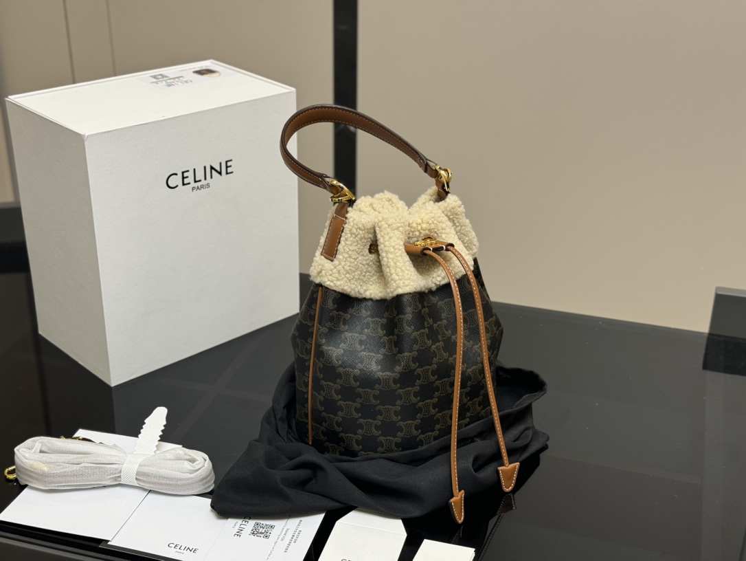 💰350 配折叠盒
size:
20*24cm
Celine 水桶包新款赛琳
一直很喜欢老花的包
经久耐看
复古印花图案
有着高颜值的复古文艺气息🌱