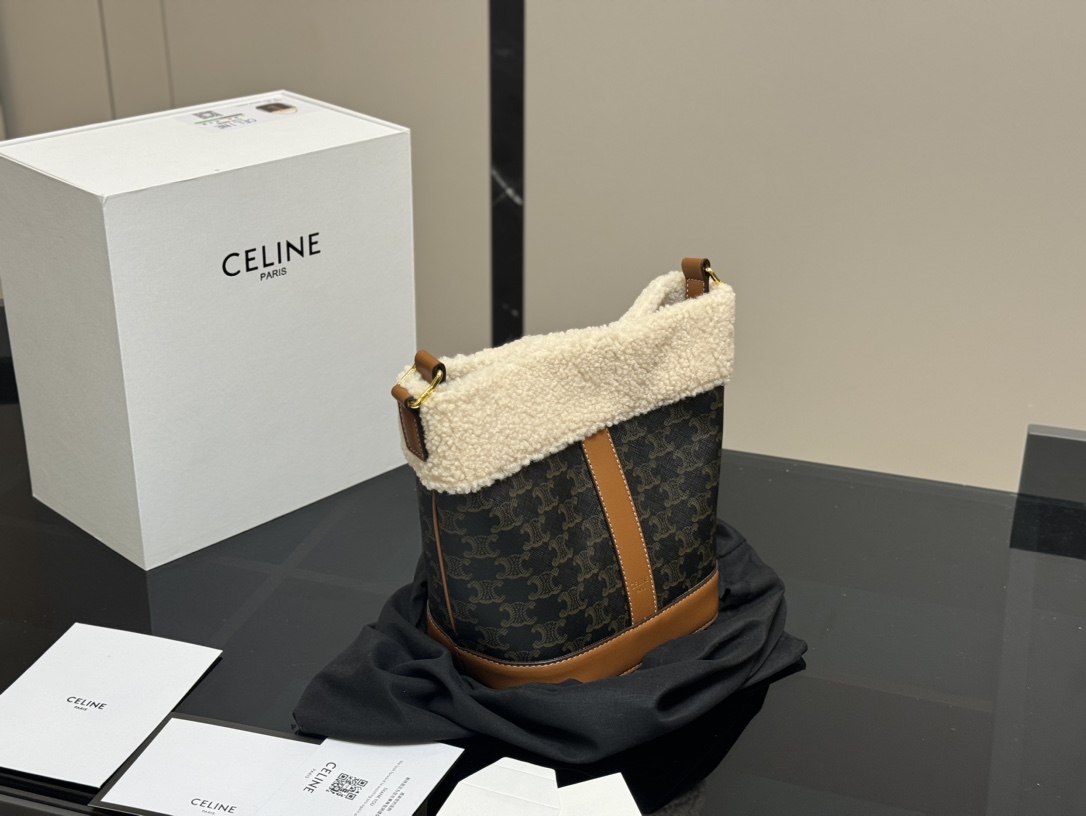 💰320 折叠盒
size:18*22cm(小)
Celine 赛琳水桶包
这谁抵得住啊!
一年四季都可以用的水桶!
一直很喜欢老花的包
老花色经典极搭!
颜值超级在线哦💯🌱