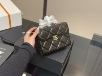 P250 with folding box and airplane case size: 19*13cm (small) Chanel milk box bag is really cute and cute. The light gold chain fastener is low-key and casual, small but can hold things! 1 P250 with folding box and airplane case size: 19*13cm (small) Chanel milk box bag is really cute and cute. The light gold chain fastener is low-key and casual, small but can hold things!