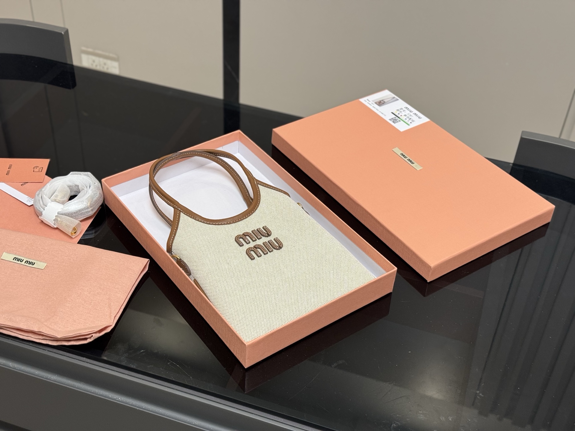 💰395 配盒

size：20*21cm
miumiu新款托特tote
今年的风刮的太猛了
老多爆款了！
这款的版型也太好看了吧！
miumiu 这一季不管是单肩包还是托特包都超级可爱!