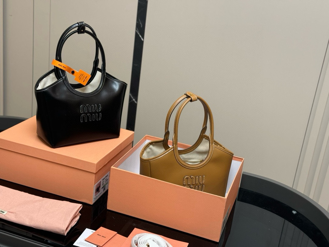 💰400 全套包装
size:22*18cm
miumiu新款托特tote
今年的风刮的太猛了
老多爆款了!
这款的版型也太好看了吧!
miumiu 这一季不管是单肩包还是托特包都超级可爱!