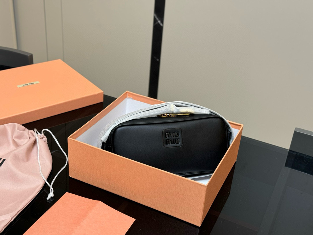💰350 配盒
size:25*13cm
miumiu 法棍包包,
特别喜欢这个宽肩带的设计!
miumiu的坑真的好仙女好好看!
真的很有质感!
可斜挎可手拿可单肩,
日常约会出行简单好搭配。