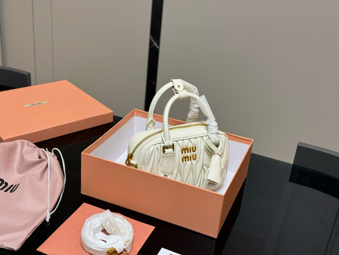 💰390 升级版配盒
size:20*14cm
miumiu保龄球包包甜度刚好!
很难不爱啊啊!
又奶又千金的感觉!
可手拎也可斜挎
绝对不是小废包哦!容量足足的~~
出场就是miumiu小公主!