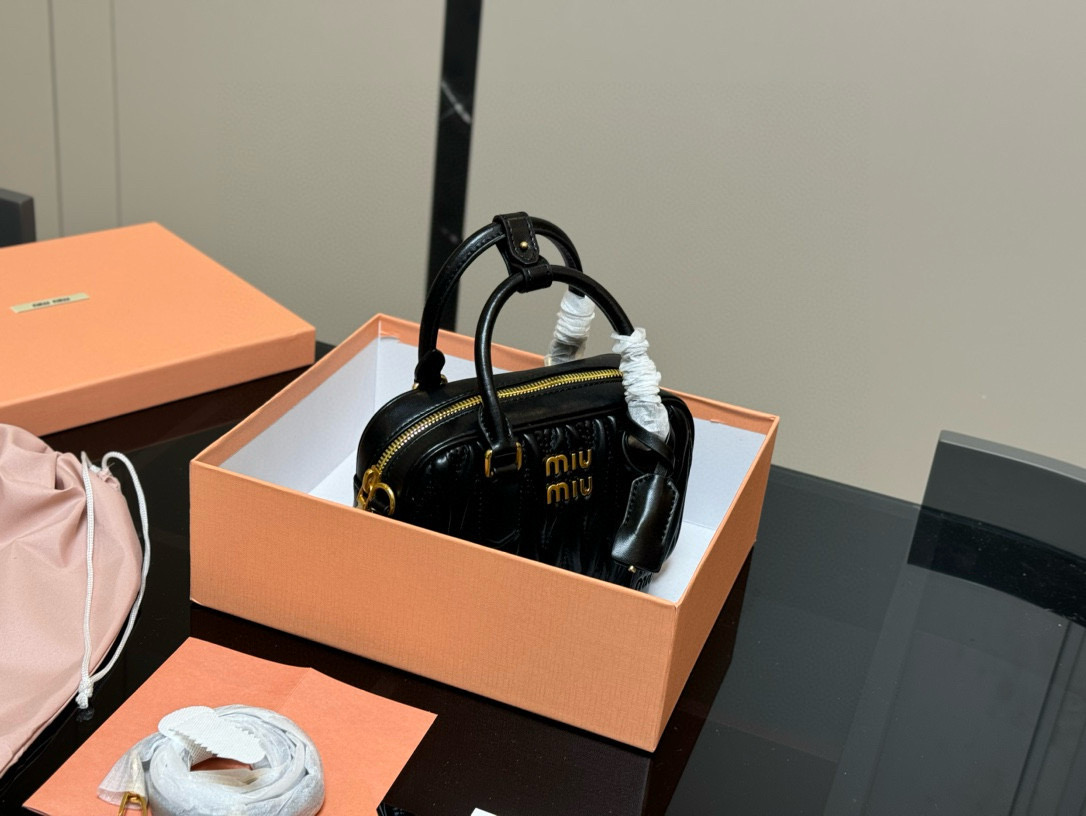 💰390 升级版配盒
size:20*14cm
miumiu保龄球包包甜度刚好!
很难不爱啊啊!
又奶又千金的感觉!
可手拎也可斜挎
绝对不是小废包哦!容量足足的~~
出场就是miumiu小公主!