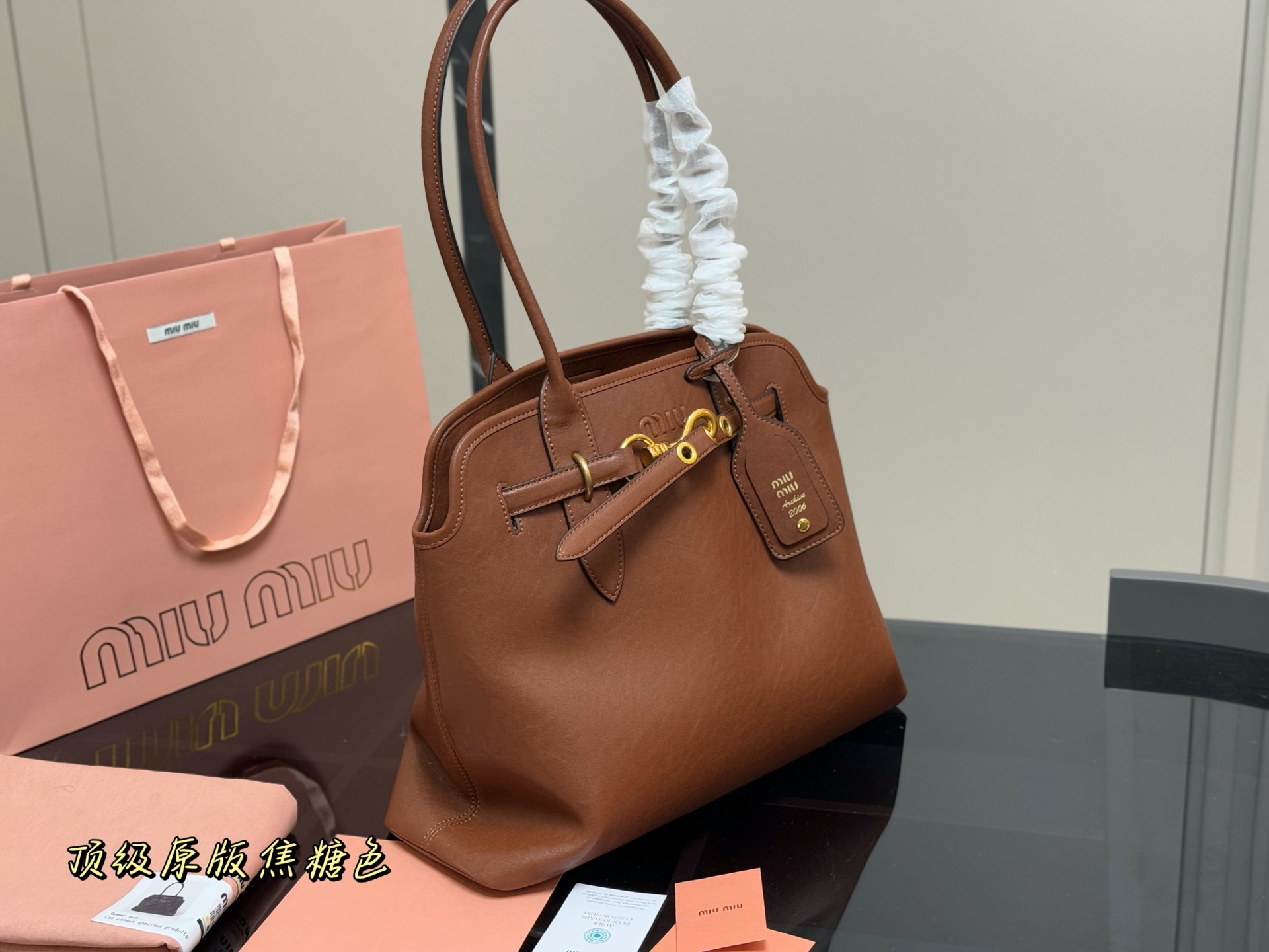 💰485 原版不配挂件
size:41.31cm
miumiu 中古托特包包,
特别喜欢这个的设计!
miumiu的坑真的好仙女好好看!
真的很有质感!
可斜挎可手拿可单肩,
日常约会出行简单好搭配。