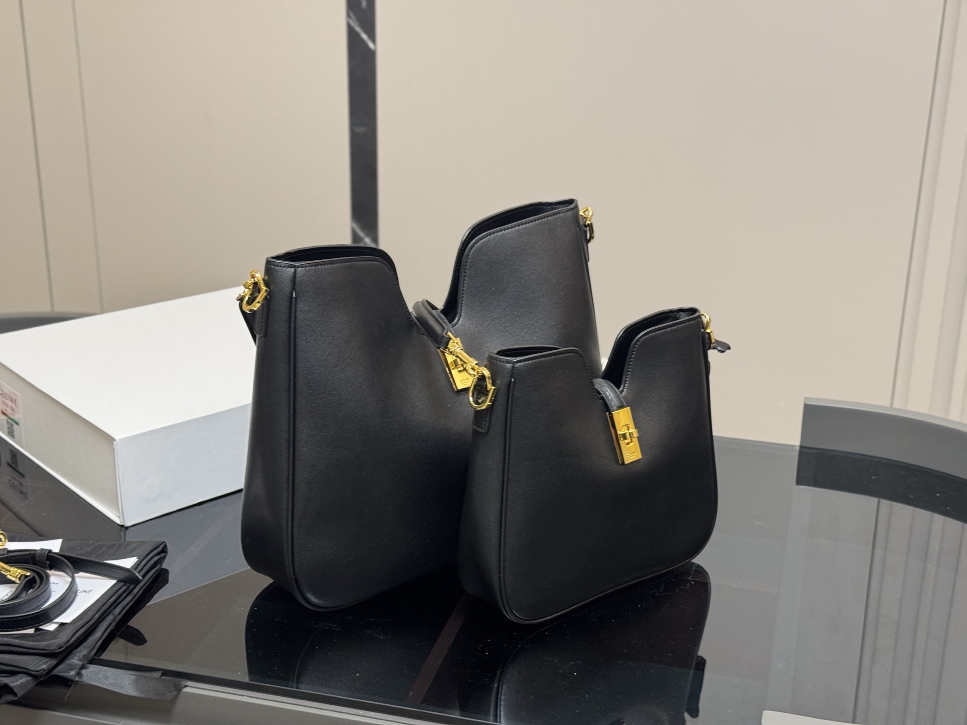 💰385 💰375 折叠盒
size:34.26cm 23.22cm
celine 赛琳ive新品托特包,
延续凯旋门 复古斜挎 ,
耐看新款一点都不老套。