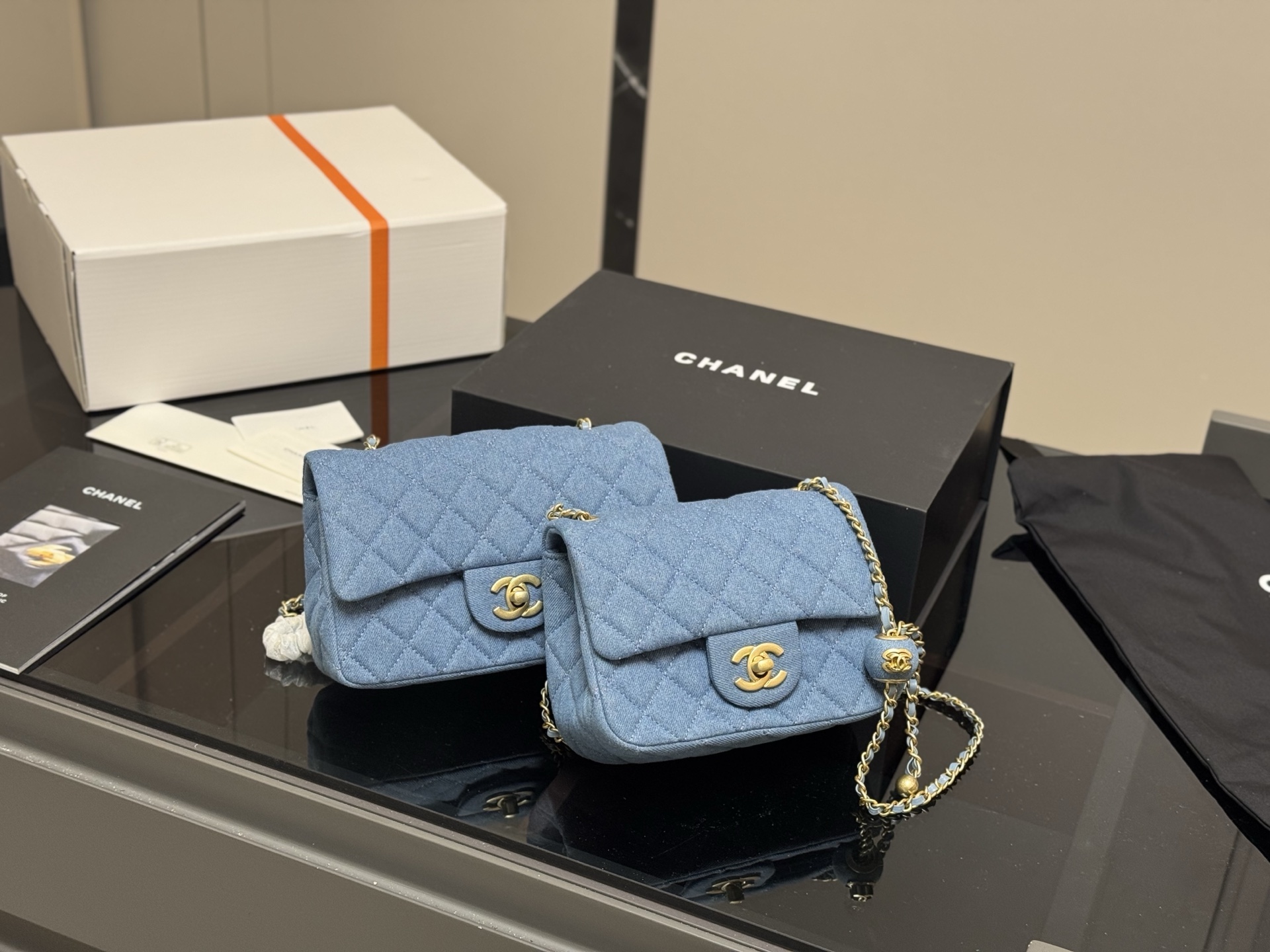 ¥230 配盒
香奈儿 牛仔方胖子金球链条包
可爱的小金球哪个女孩不爱呢 经典的黑金色搭配
柔软的小羊皮质感舒服而细腻链条上的小金球也是质感满满
尺寸:17cm 20cm