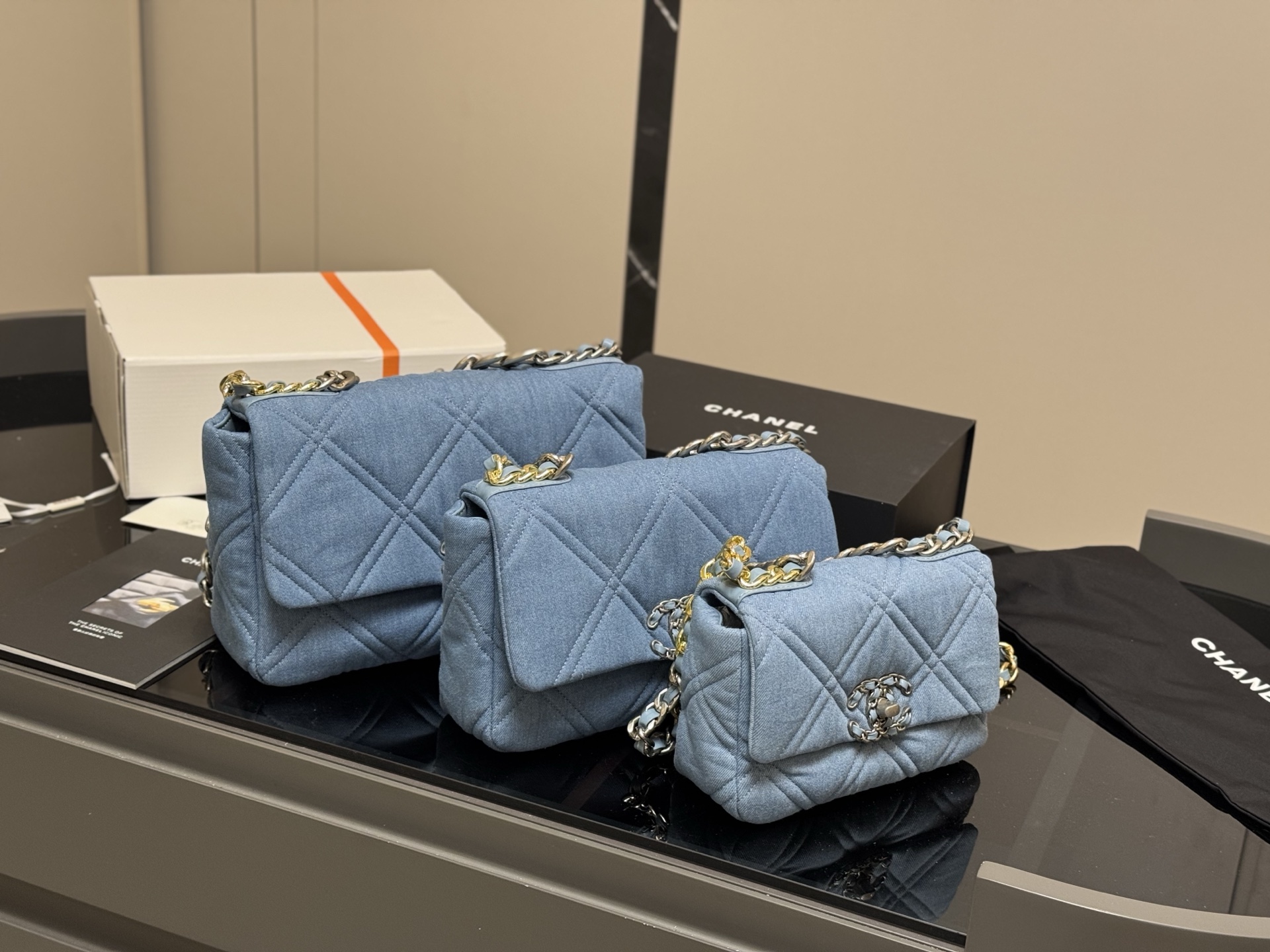 ¥245 ¥235 ¥230 (配盒)
size:30cm 25cm 20cm
香奈儿19bag
性价比做到最优
皮料再次升级
质感高级…