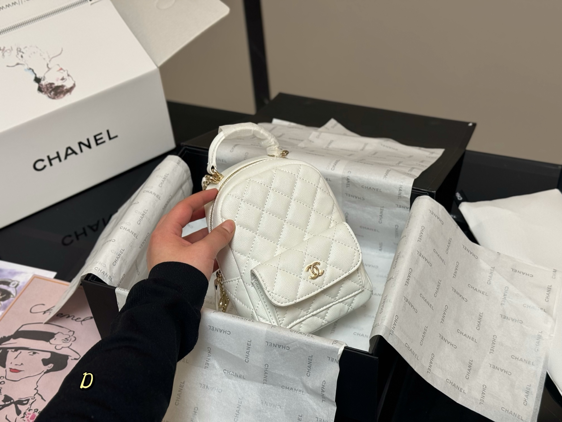 ¥215 折叠盒飞机盒
size:13*18cm
香奈儿24c新款双肩包
这季炒鸡可爱的小双肩
!看着很小容量还挺大背法也有很多种非常 nice
黑色荔枝牛皮简直完美