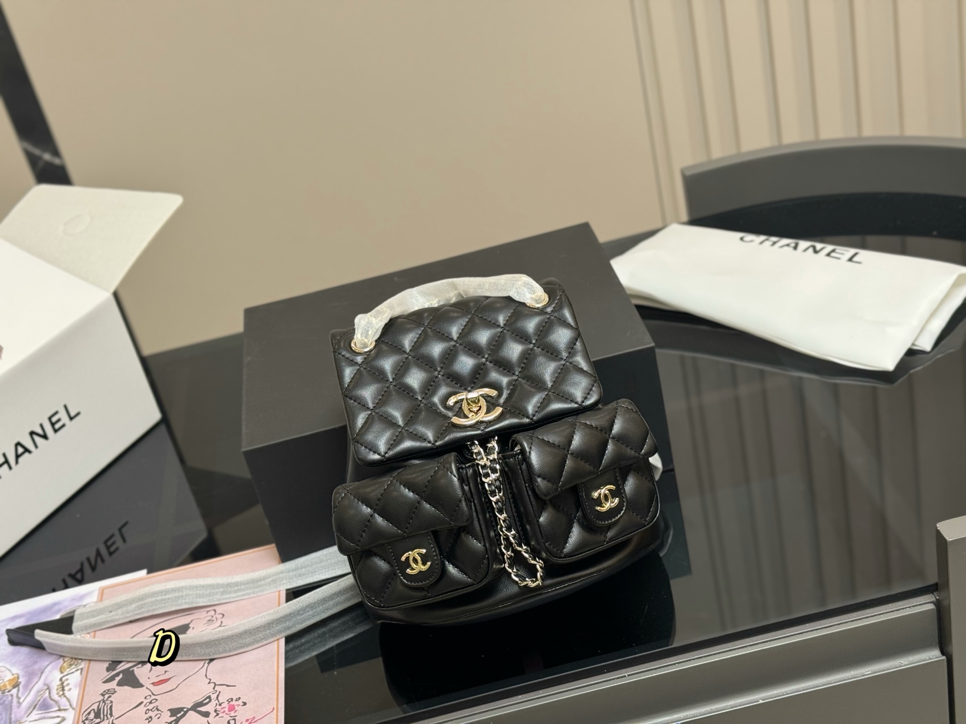 ¥250 配折叠盒飞机盒
size:20*20cm
香奈儿 duma 双肩包
23p黑金小青蛙🐸
可可爱爱
本季最可爱的双肩包
🉑️单肩 🉑️双肩🉑️手提