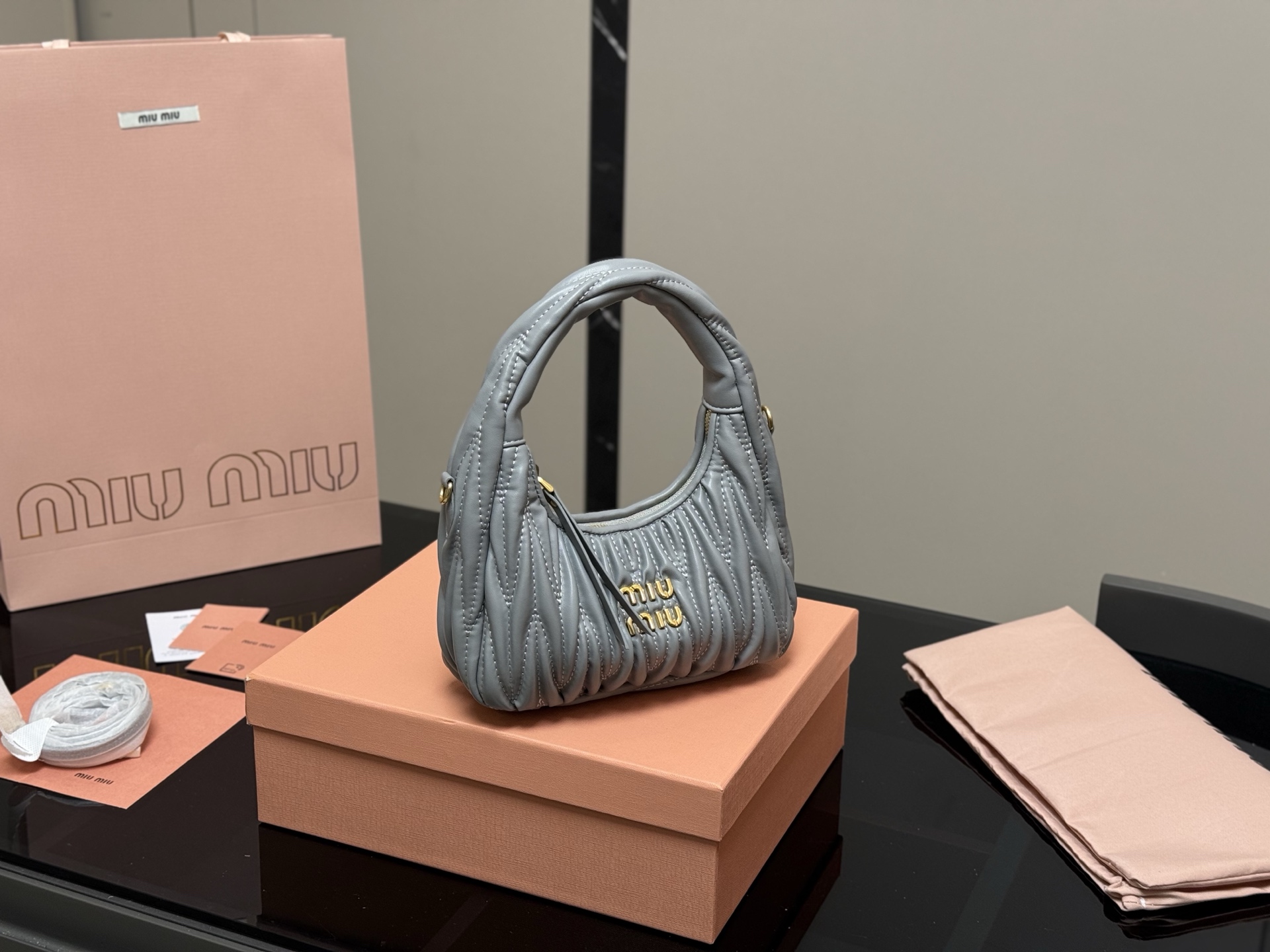 💰350 配盒
size:22*11cm
可盐可甜的 MiuMiu 女孩
miumiu wander包包
好搭 什么风格都能驾驭
材质很柔软
容量也非常OK
复古俏皮的hobo包型
是近期几乎天天拿出门的包包!