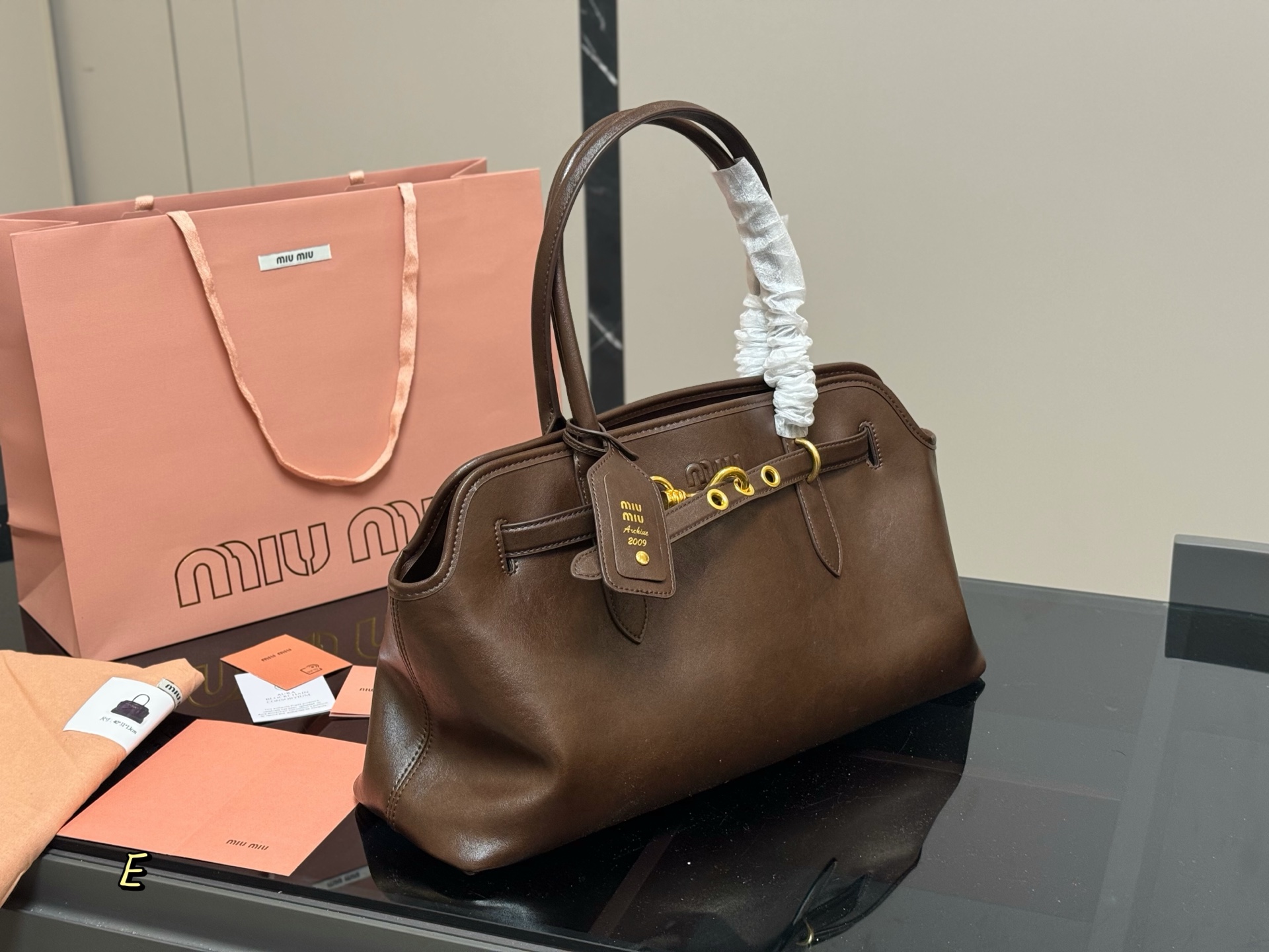 💰440
size:44.23cm
miumiu 中古托特包包,
特别喜欢这个的设计!
miumiu的坑真的好仙女好好看!
真的很有质感!
可斜挎可手拿可单肩,
日常约会出行简单好搭配。