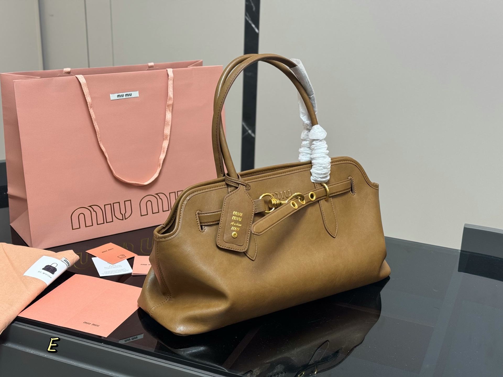 💰440
size:44.23cm
miumiu 中古托特包包,
特别喜欢这个的设计!
miumiu的坑真的好仙女好好看!
真的很有质感!
可斜挎可手拿可单肩,
日常约会出行简单好搭配。