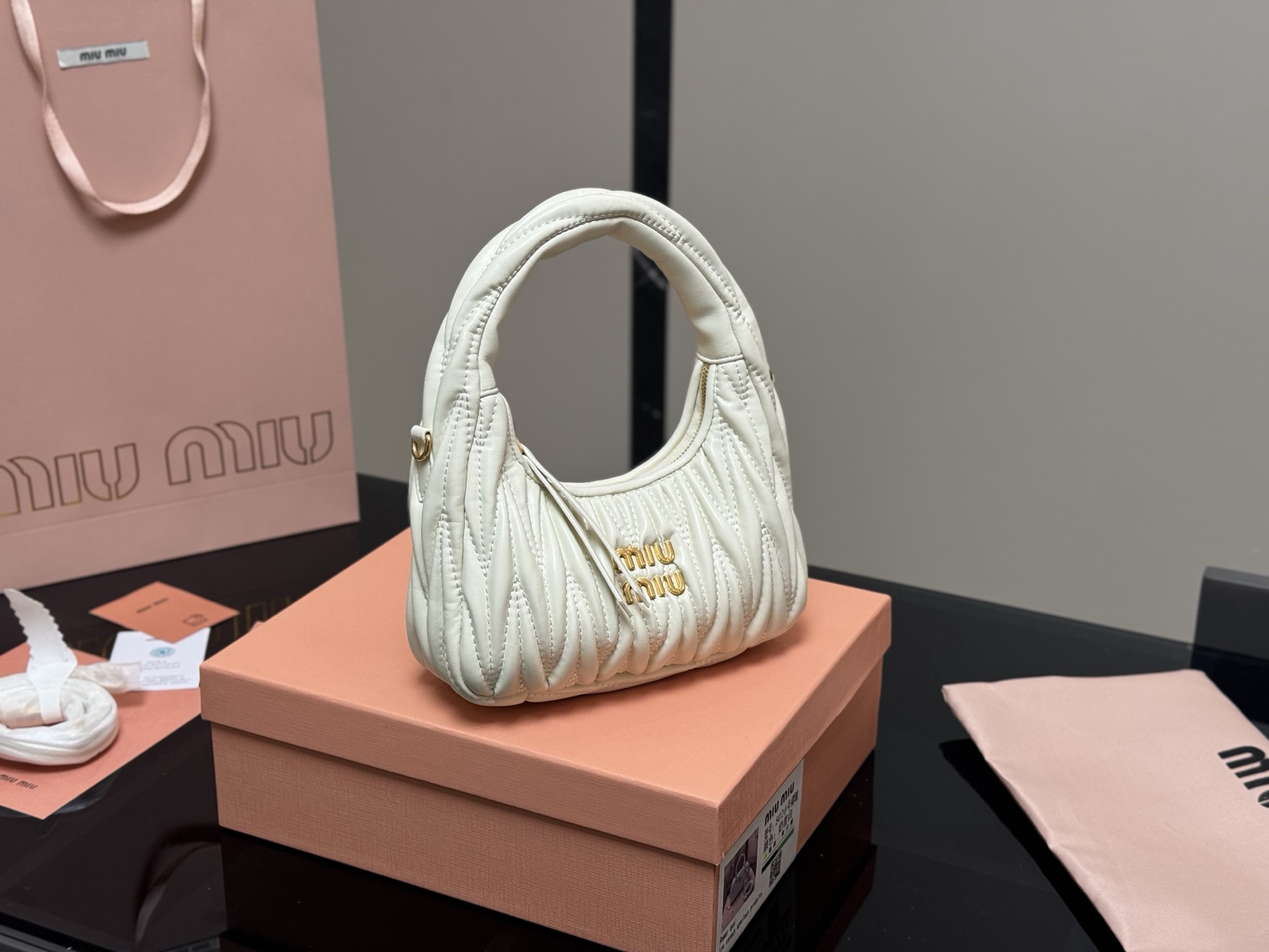 💰350 配盒
size:22*11cm
可盐可甜的 MiuMiu 女孩
miumiu wander包包
好搭 什么风格都能驾驭
材质很柔软
容量也非常OK
复古俏皮的hobo包型
是近期几乎天天拿出门的包包!