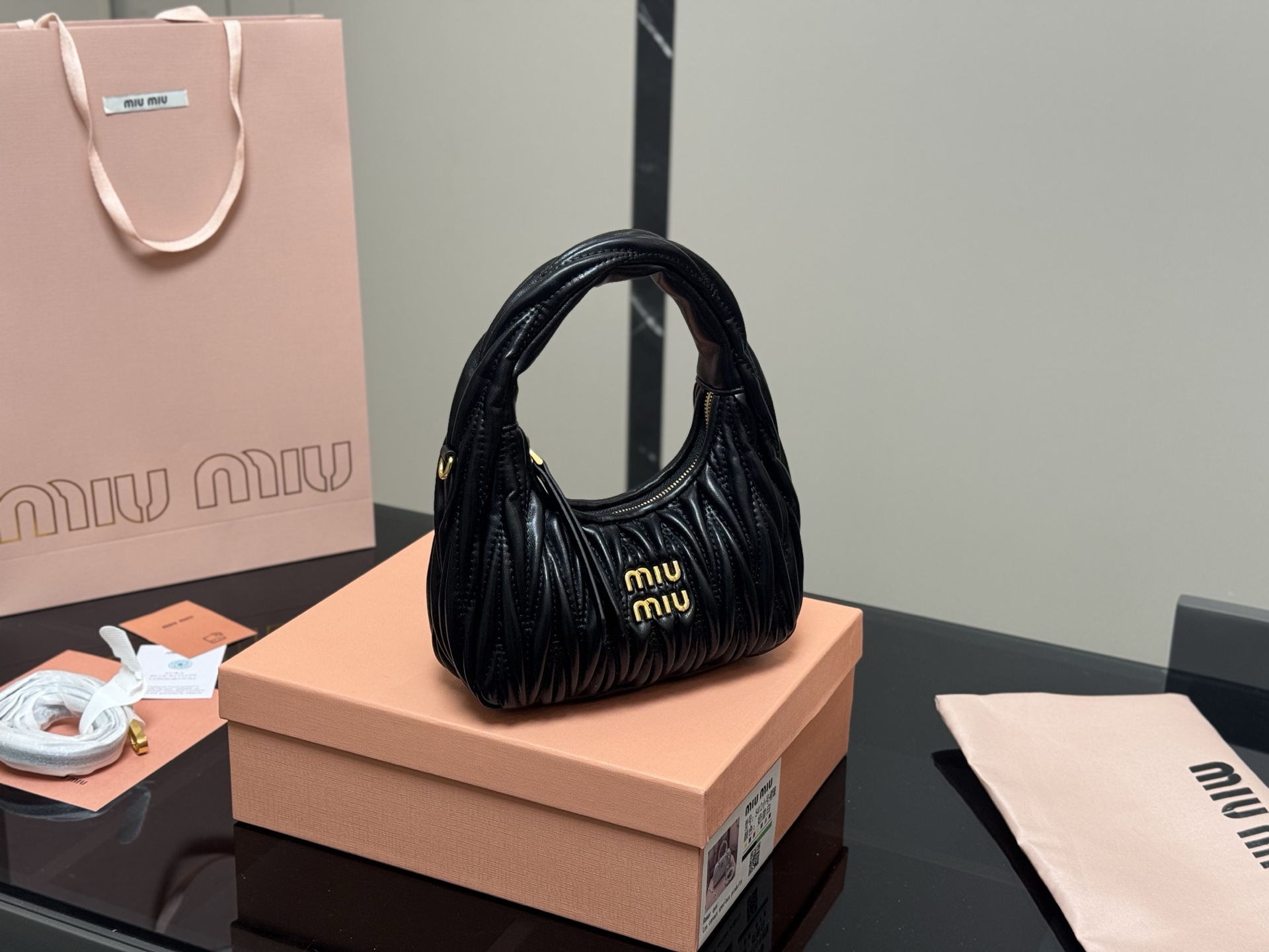💰350 配盒
size:22*11cm
可盐可甜的 MiuMiu 女孩
miumiu wander包包
好搭 什么风格都能驾驭
材质很柔软
容量也非常OK
复古俏皮的hobo包型
是近期几乎天天拿出门的包包!