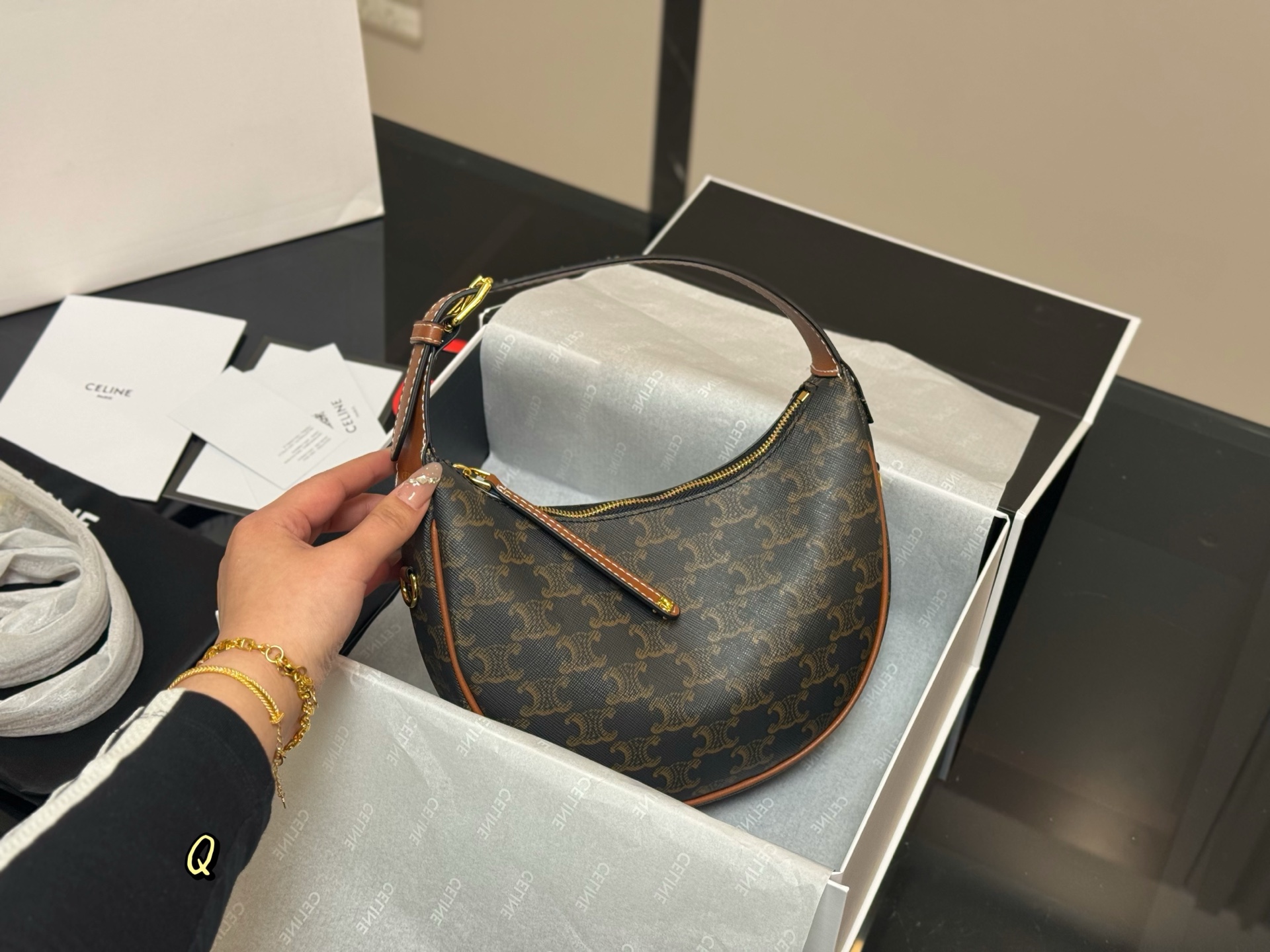 💰360 配盒
尺寸:22.15cm
celine lulu 腋下包
依旧好好背
手拎起Ava就好有气场哟100
赛琳实用性更强哦!
高级感超强!