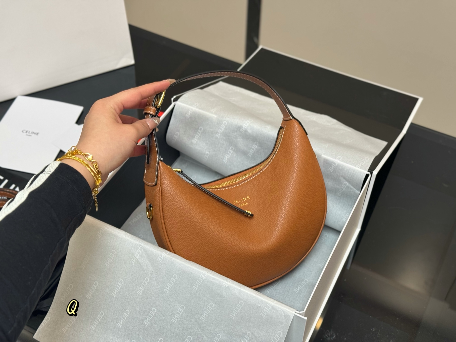 💰360 配盒
尺寸:22.15cm
celine lulu 腋下包
依旧好好背
手拎起Ava就好有气场哟100
赛琳实用性更强哦!
高级感超强!