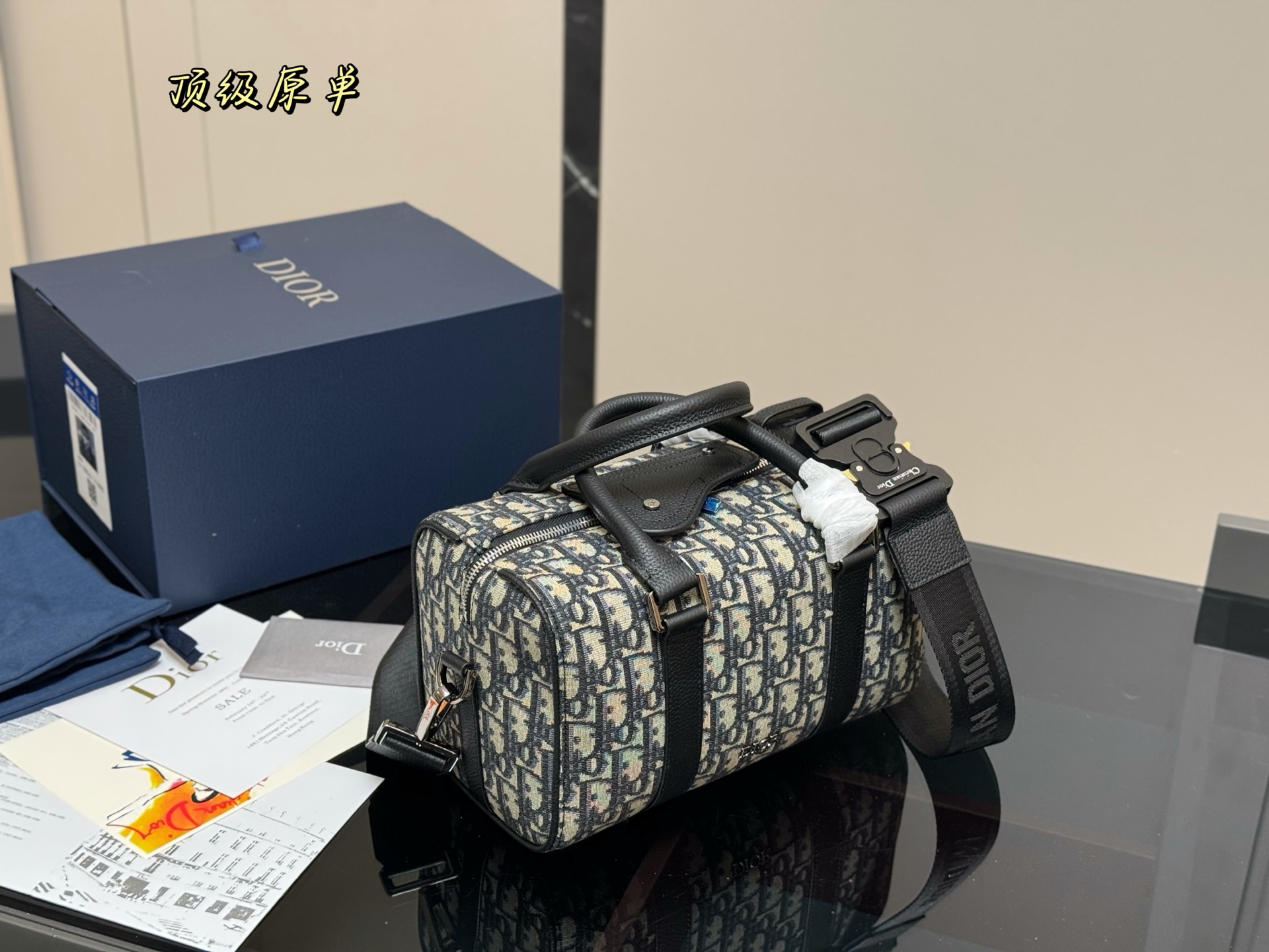 ¥310  配原单盒

迪奥 枕头包.....
高级感无敌
经典老花
原版刺绣帆布
配肩带CD
尺寸：26.16cm