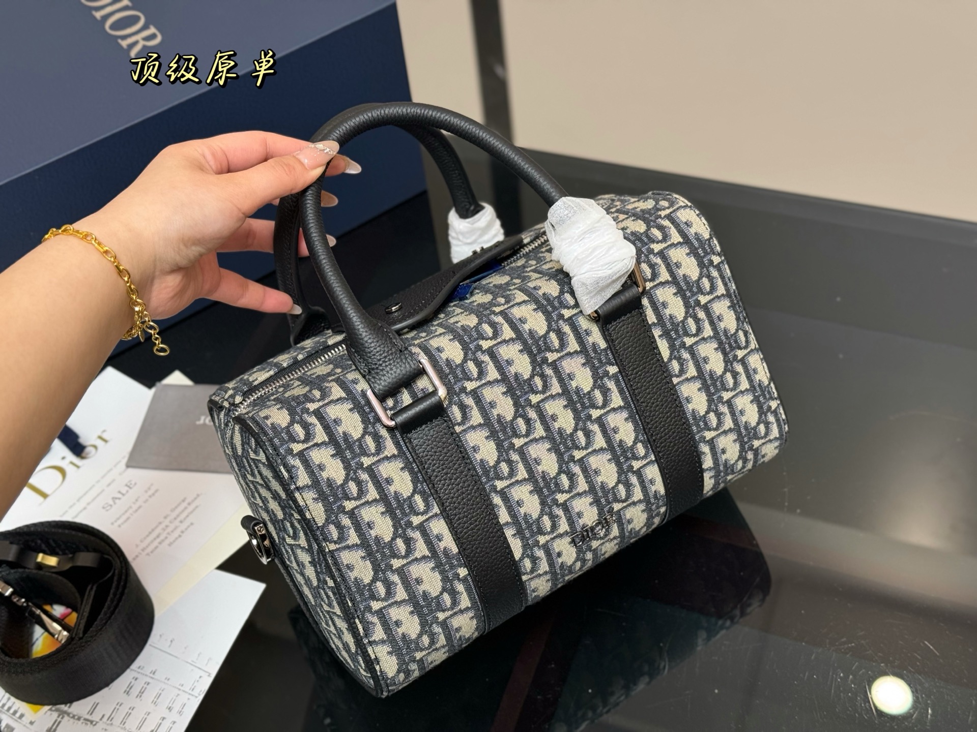 ¥310  配原单盒

迪奥 枕头包.....
高级感无敌
经典老花
原版刺绣帆布
配肩带CD
尺寸：26.16cm