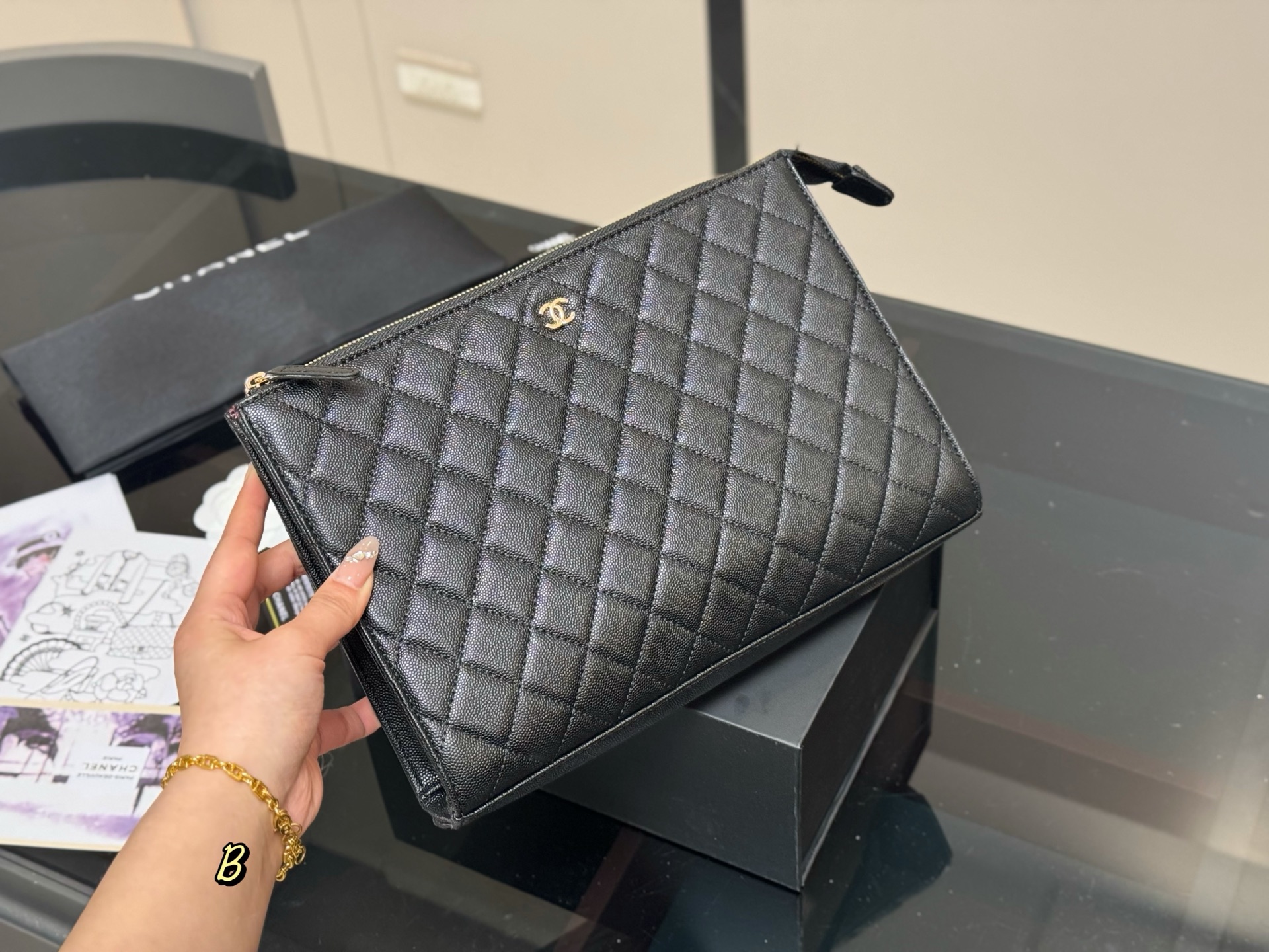 ¥185 配折叠盒
size :28.20cm
香奈儿 25P 大手包
品质很不错!
有暗袋!很实用!