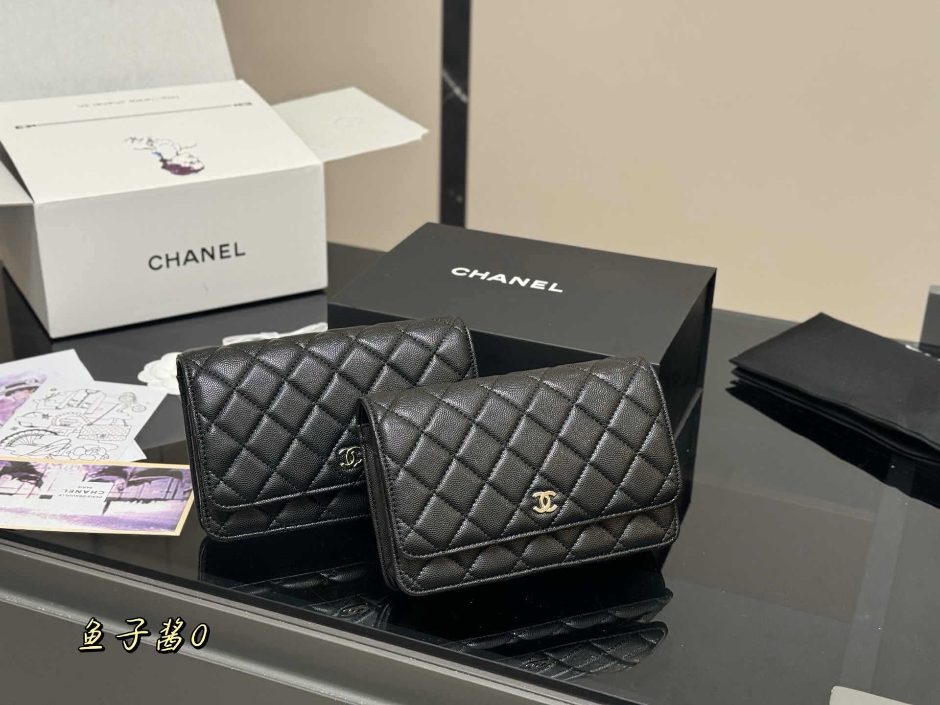 ¥210 配折叠盒飞机盒
size :19*12cm
香奈儿经典发财包 woc
品质很不错!
包包有卡位 有暗袋!很实用!