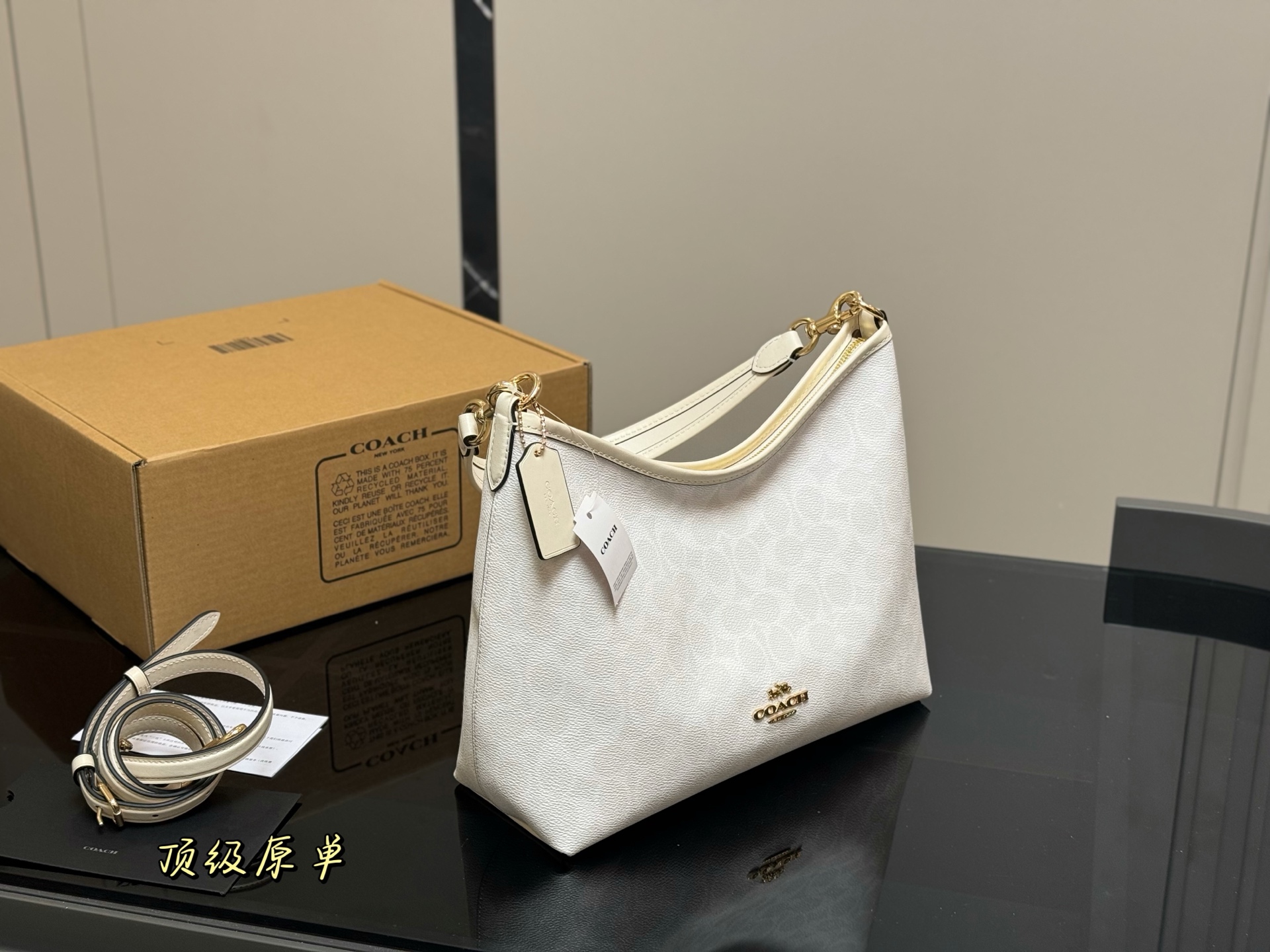 ¥260  配飞机盒 复刻版

size：31*23cm
蔻驰新款laurel流浪包真的绝美
随性慵懒轻松拿捏
一长一短两条肩带
单肩斜挎手提腋下背
都可以随意百搭
内部有带拉链的侧兜可以用来放重要物品！