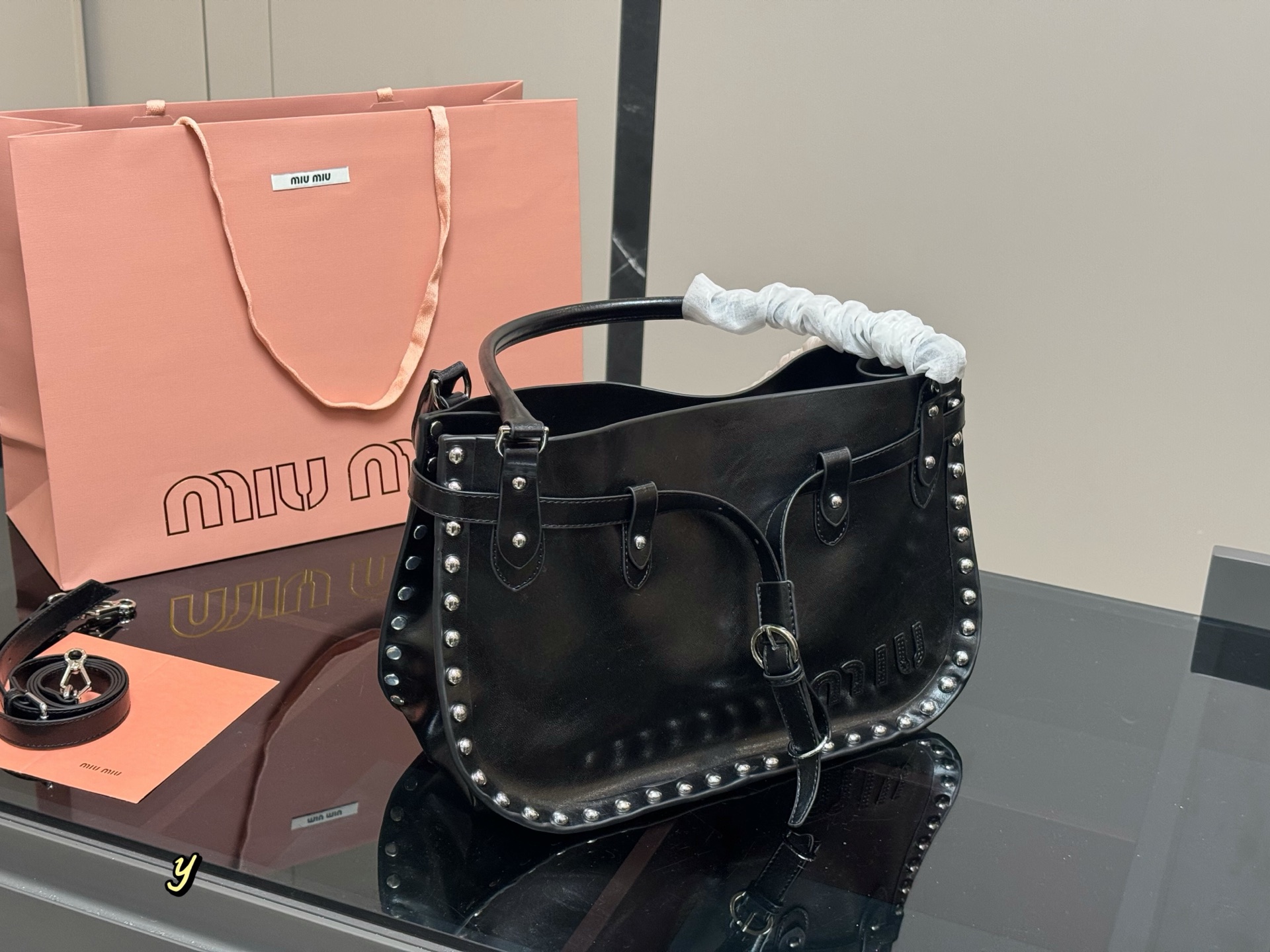 ¥240

Miumiu铆钉绑带Punk腋下包
太好看啦！完美包型➕设计
全皮质感很🉑，成色好哦，上身绝
尺寸:37.23cm