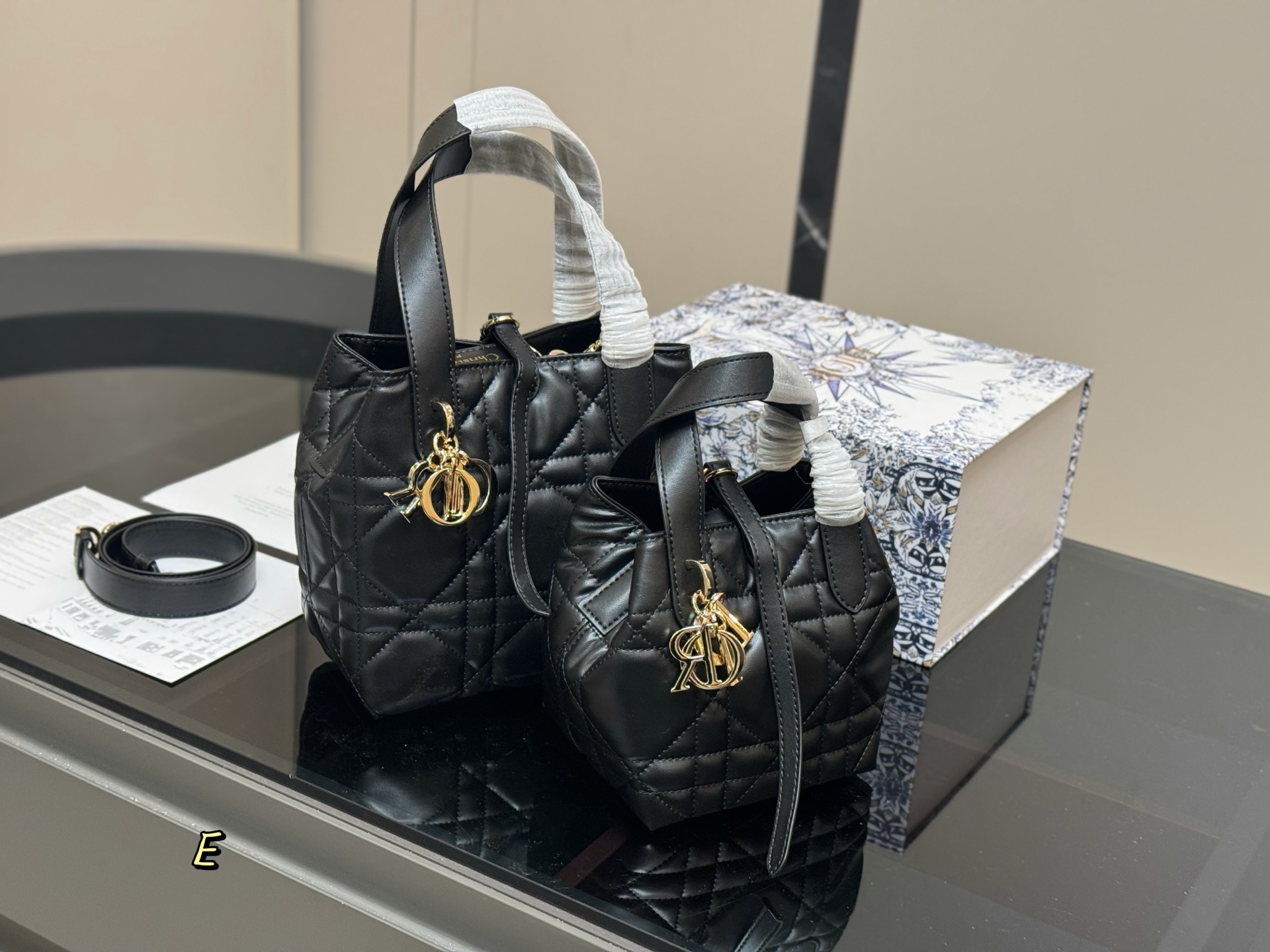 ¥270 ¥280 配折叠盒 升级版
size:15.14cm 18.19cm
迪奥 超火的Toujours 购物袋
个人觉得 包型真的很耐看!
又休闲 又优雅!
现在它很火哦!