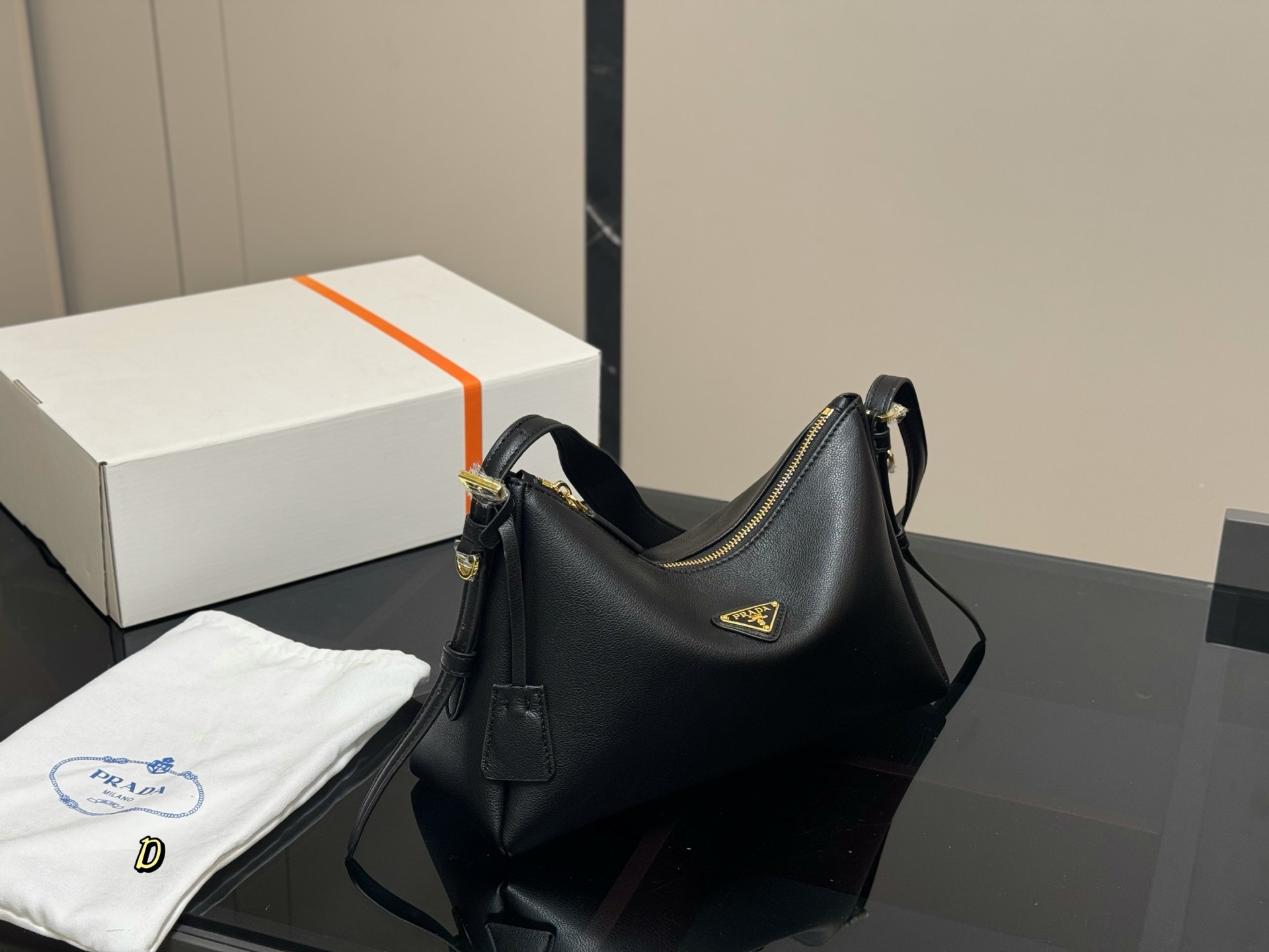 ¥235 配盒
size:30.20cm
普拉达 hobo中古腋下包
多了一份随意和简单,
完全的时尚百搭!