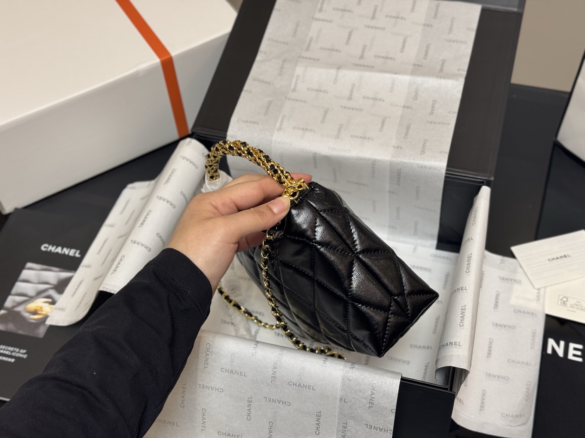 ¥220 配折叠盒飞机盒

size：18.12cm 
香奈儿饭盒 hobo
又称流浪包
包身轻便又有容量
又精美又实用，性价比超高
推荐入手之一
太好搭啦！随手一提！出门！