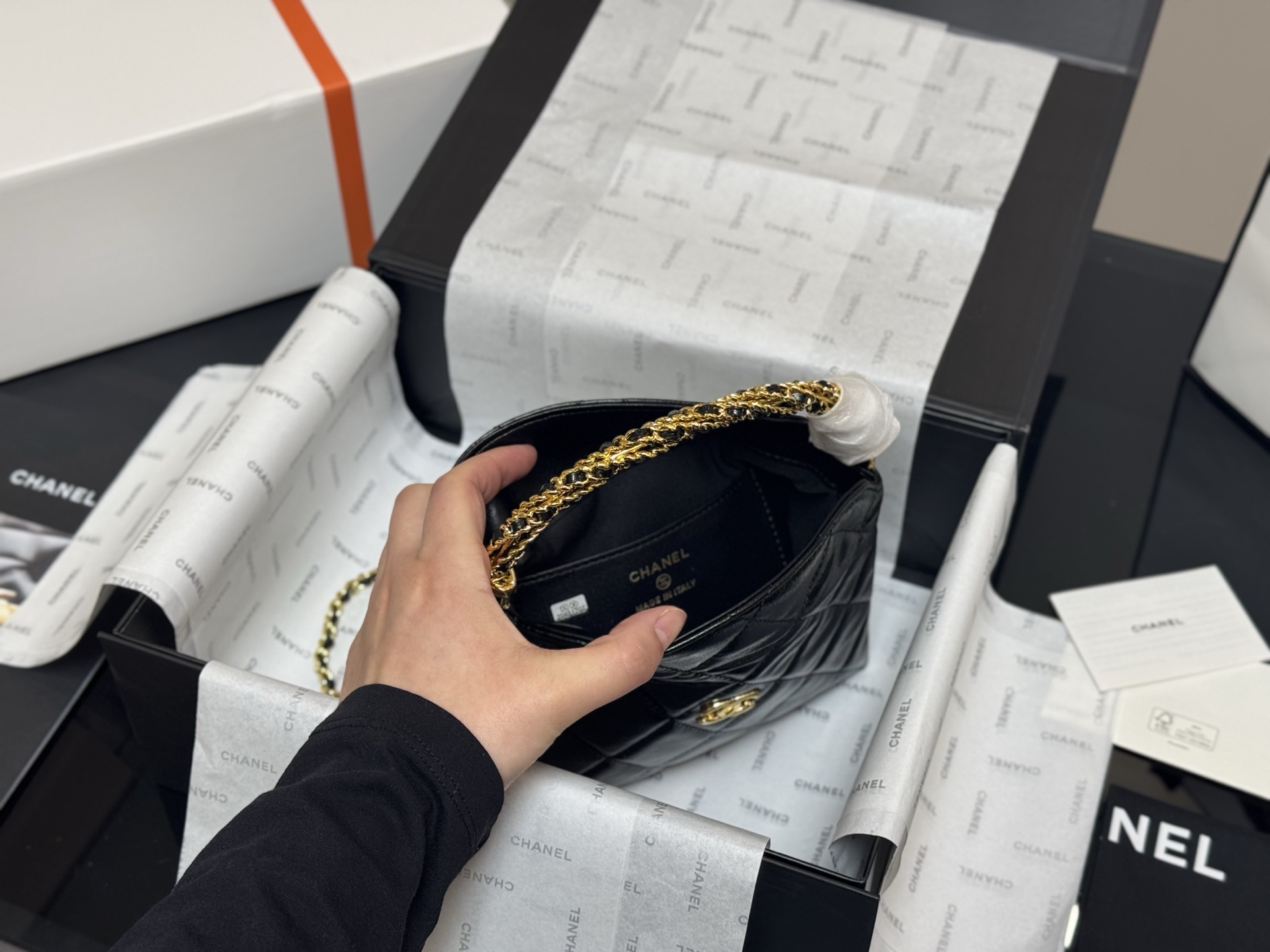 ¥220 配折叠盒飞机盒

size：18.12cm 
香奈儿饭盒 hobo
又称流浪包
包身轻便又有容量
又精美又实用，性价比超高
推荐入手之一
太好搭啦！随手一提！出门！